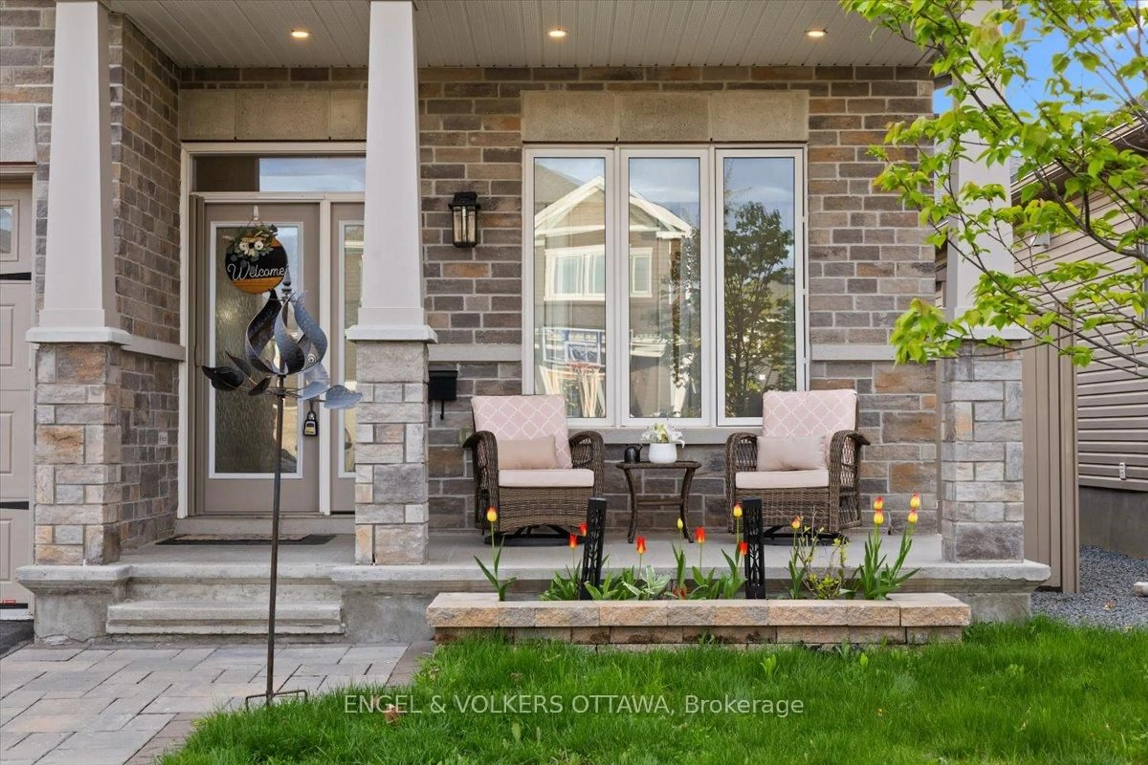 Patio, street for 629 Bruxelles St, Russell Ontario K0A 1W0