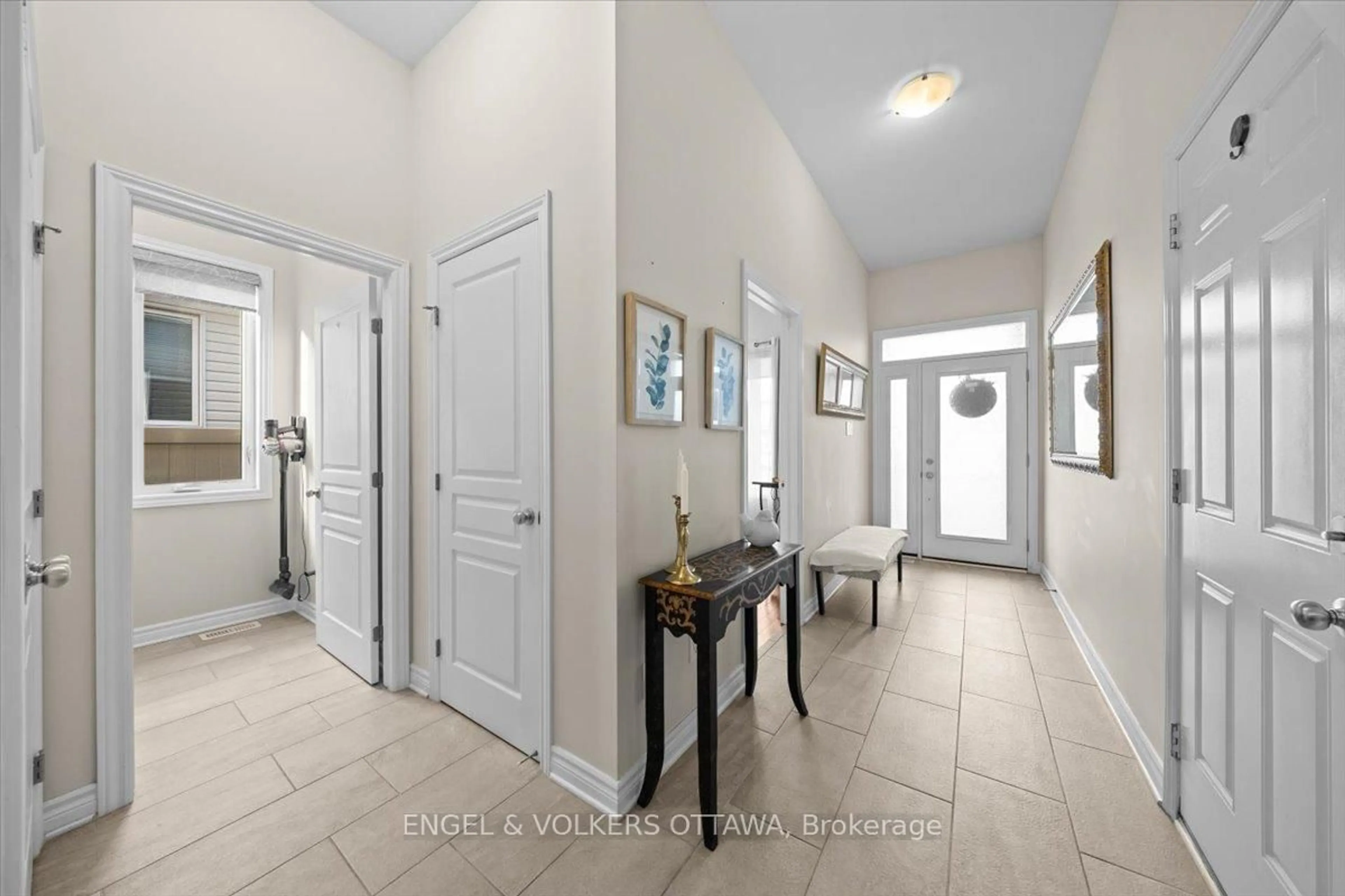 Indoor entryway for 629 Bruxelles St, Russell Ontario K0A 1W0