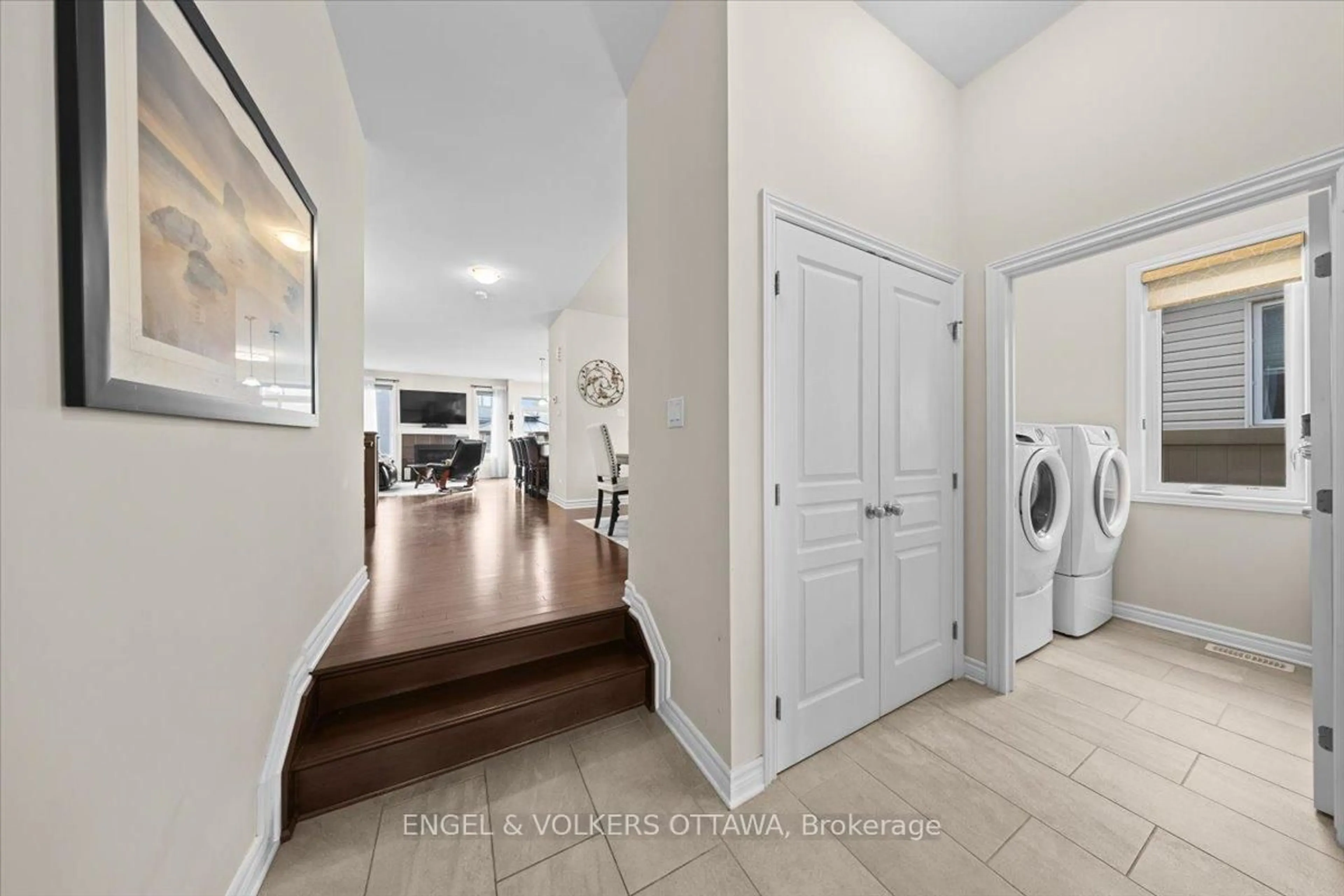 Indoor entryway for 629 Bruxelles St, Russell Ontario K0A 1W0
