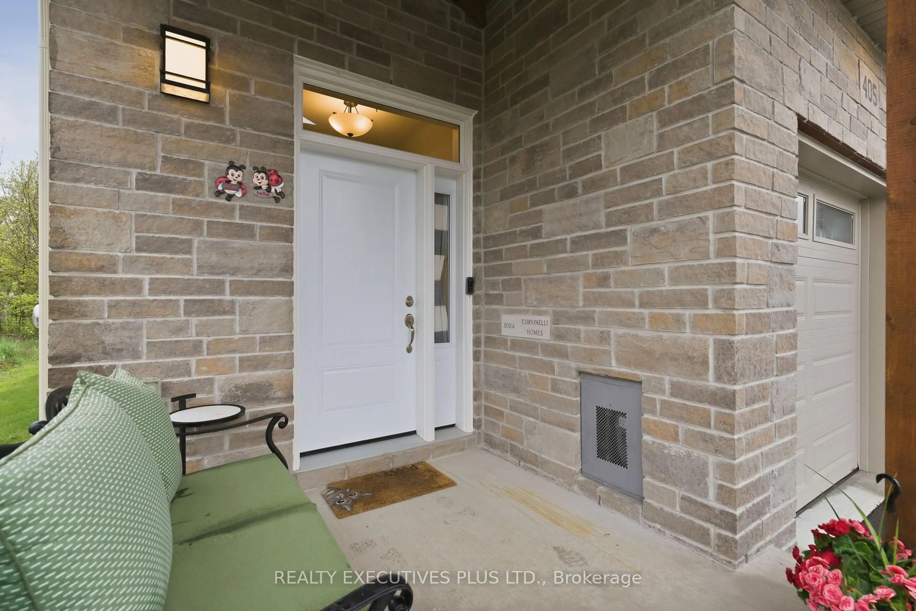 Indoor entryway for 405 Voyageur Pl, Russell Ontario K0A 1W0