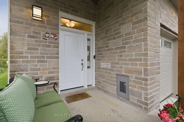 405 Voyageur Pl, Russell 3