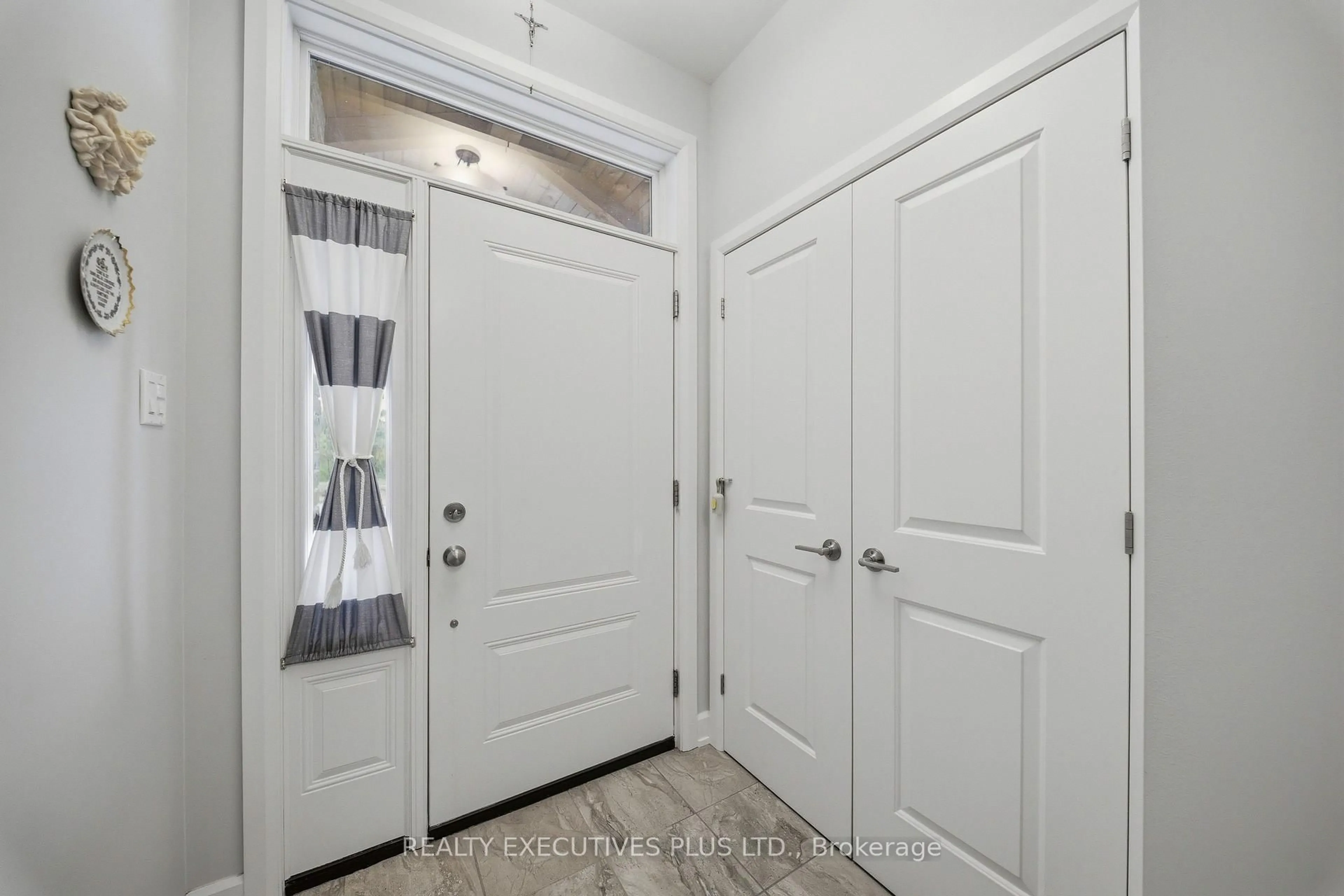 Indoor entryway for 405 Voyageur Pl, Russell Ontario K0A 1W0