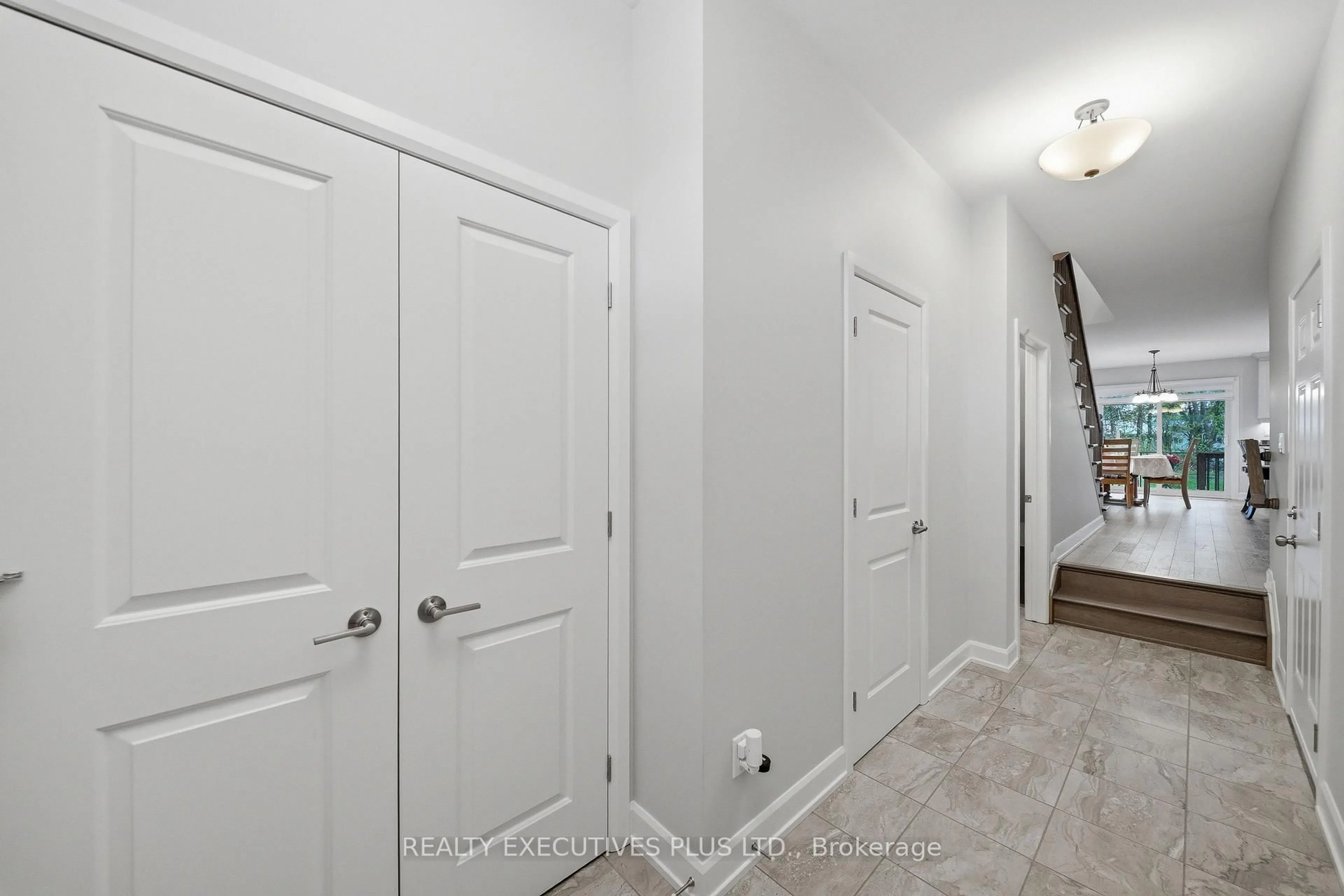Indoor entryway for 405 Voyageur Pl, Russell Ontario K0A 1W0