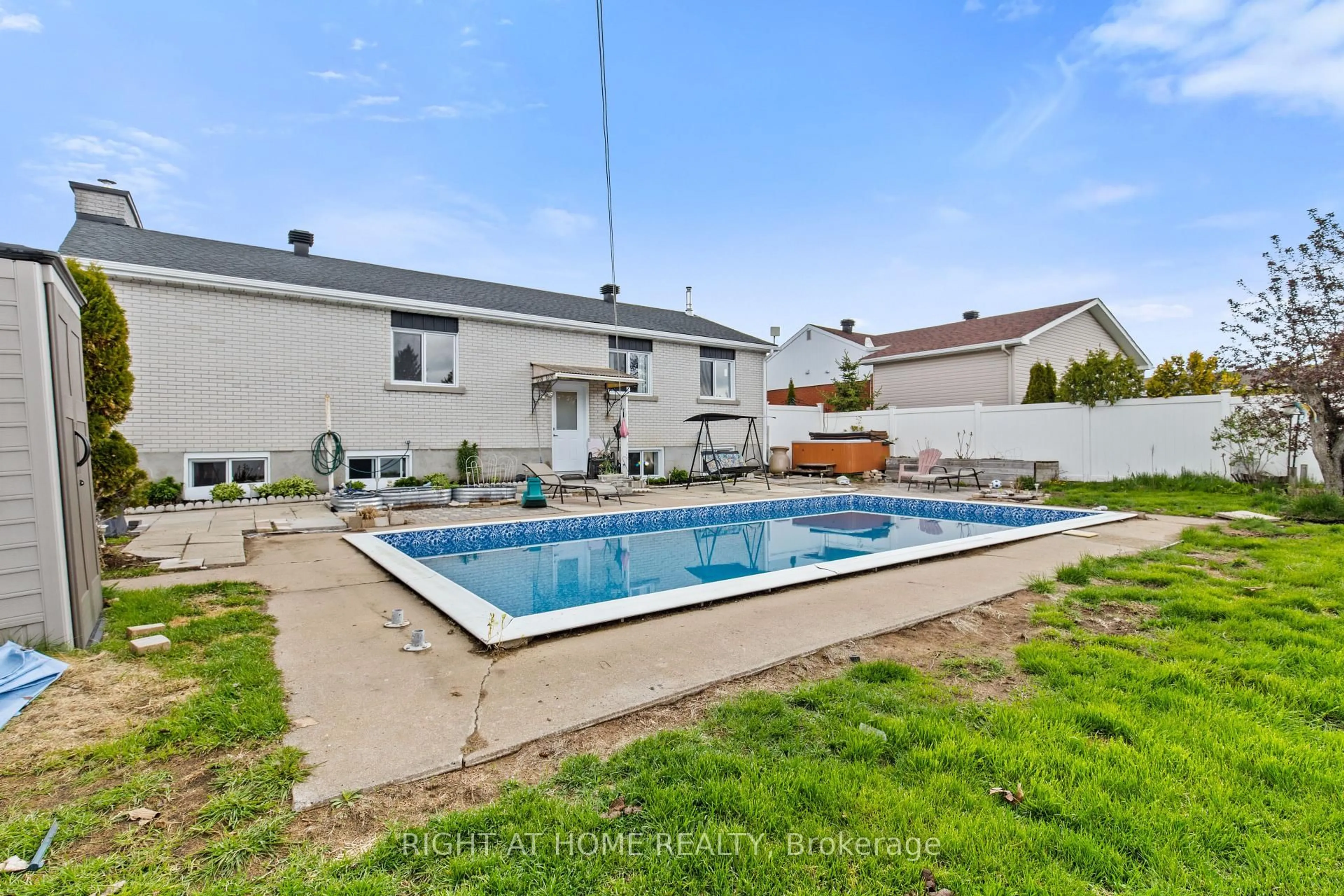 Pool for 2439 Raymond St, Clarence-Rockland Ontario K4K 1K3