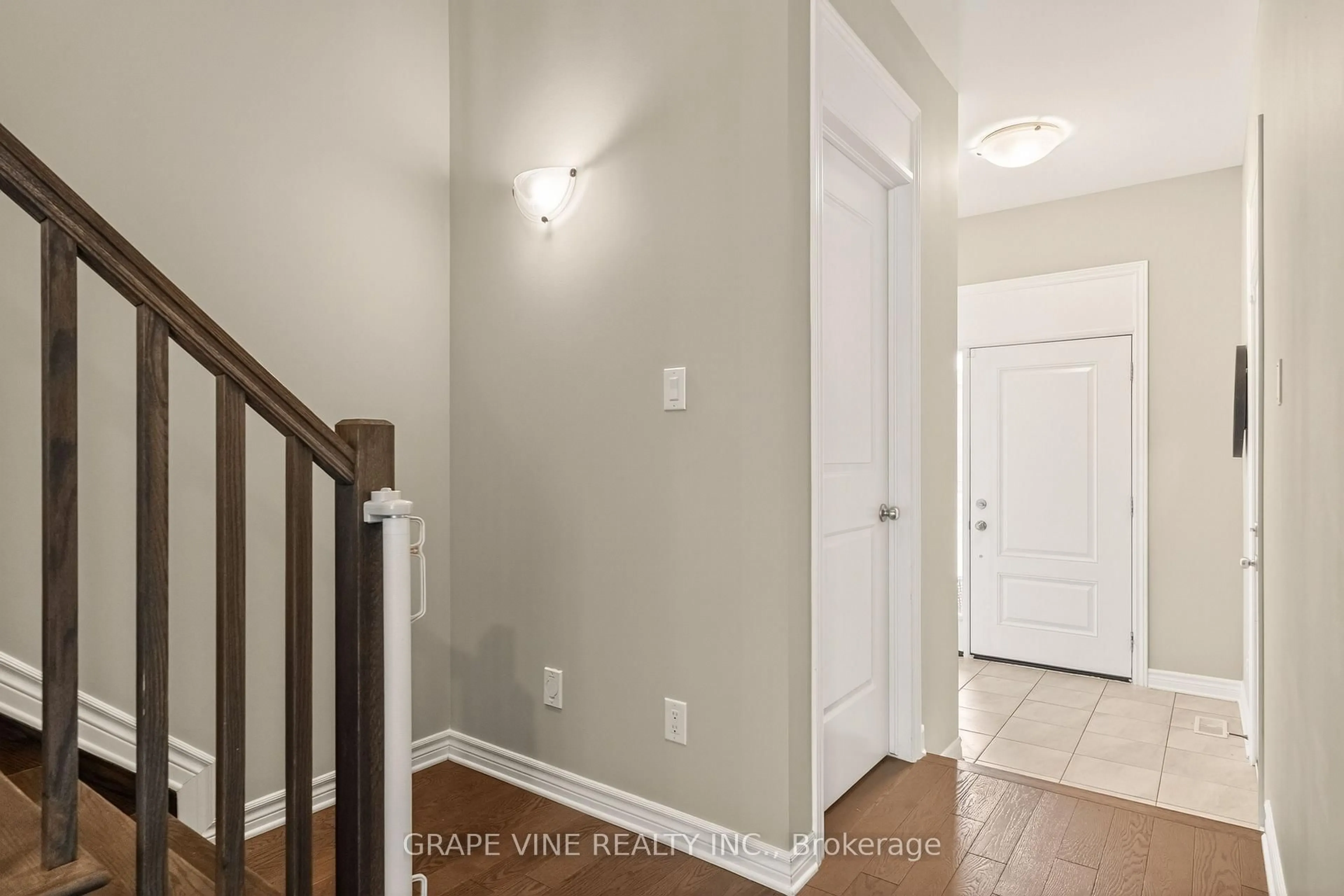 Indoor entryway for 834 CEDAR CREEK Dr, Ottawa Ontario K1T 0N6