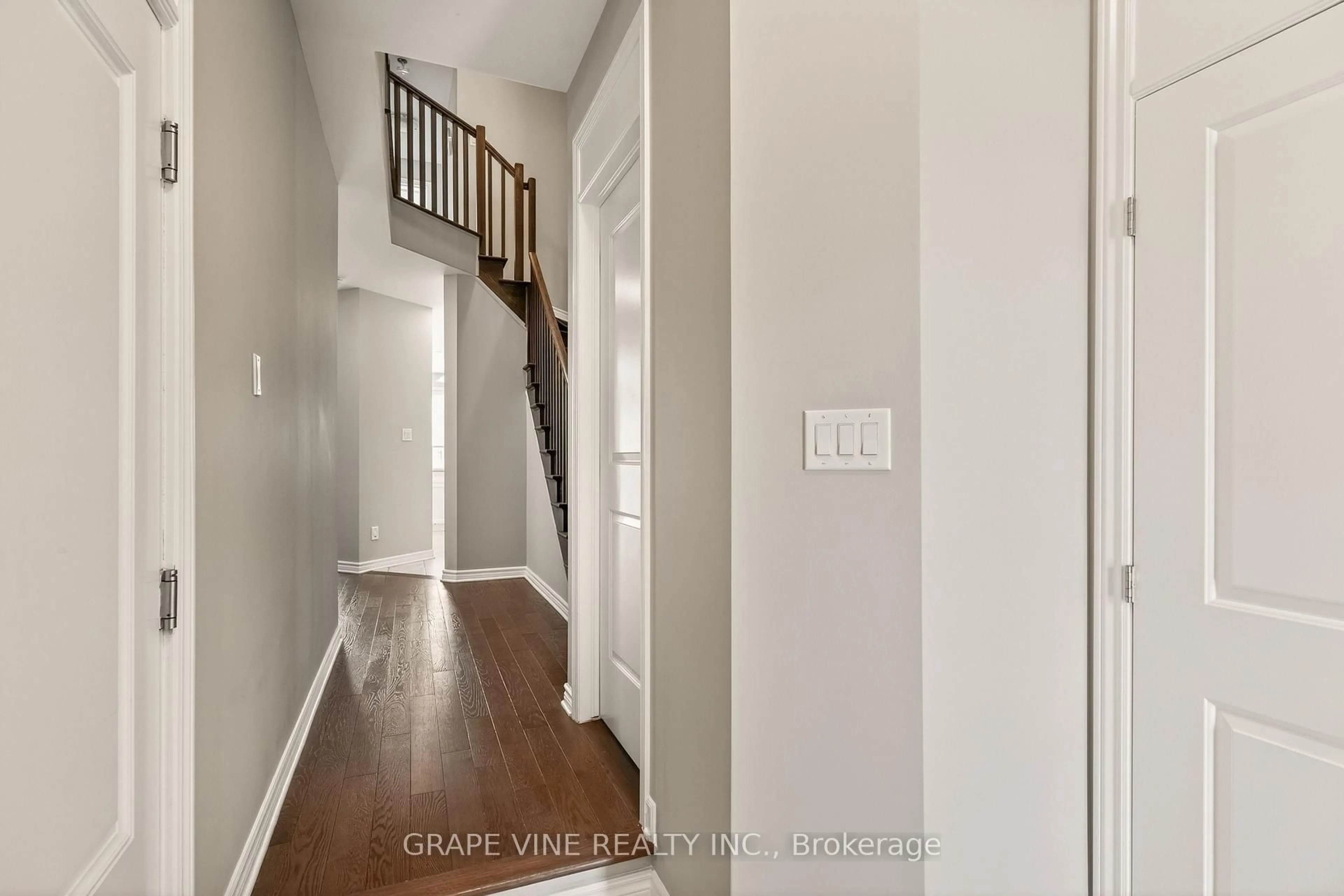 Indoor entryway for 834 CEDAR CREEK Dr, Ottawa Ontario K1T 0N6
