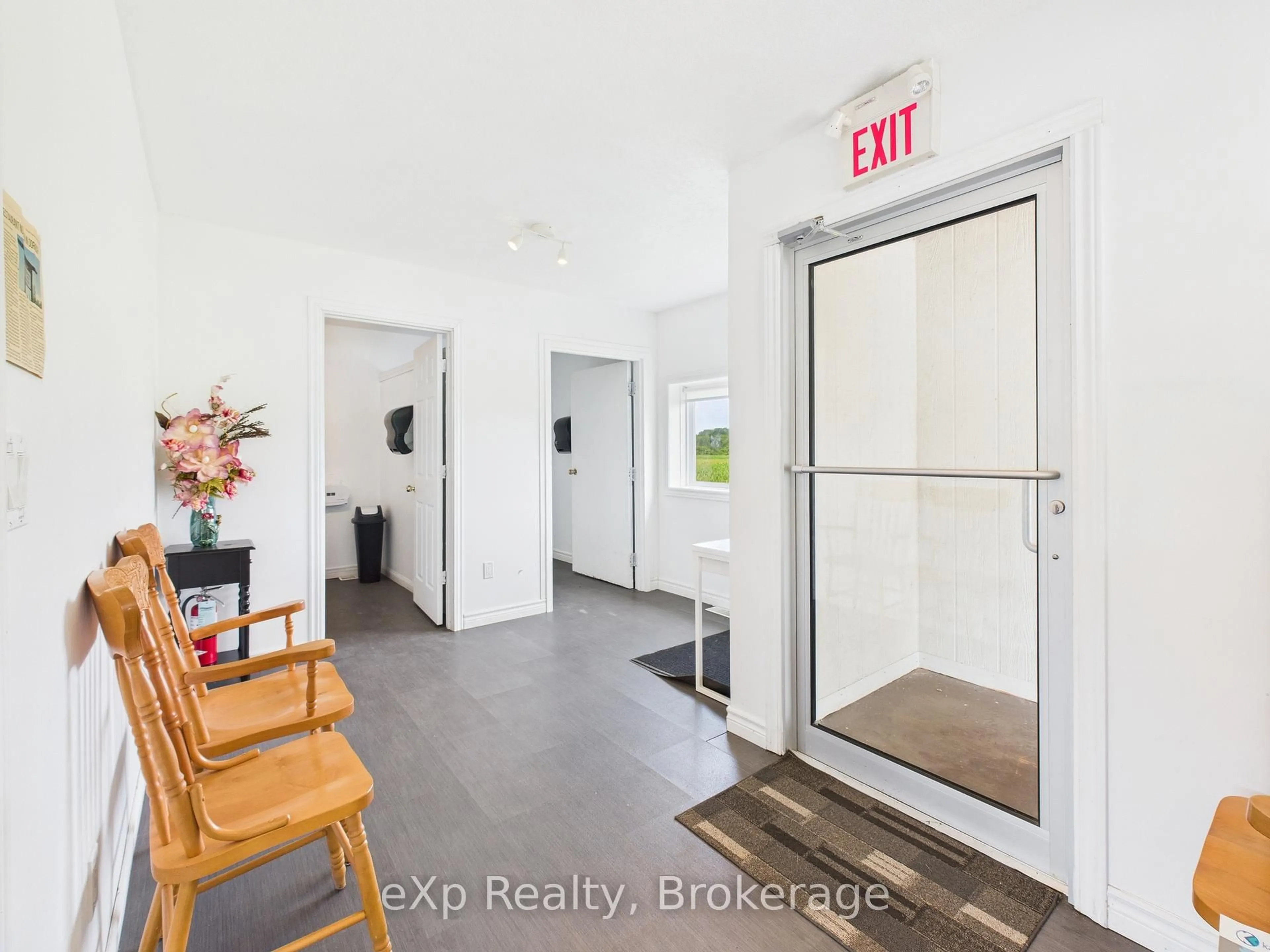 Indoor entryway for 315194 HIGHWAY 6, Chatsworth Ontario N0H 2V0