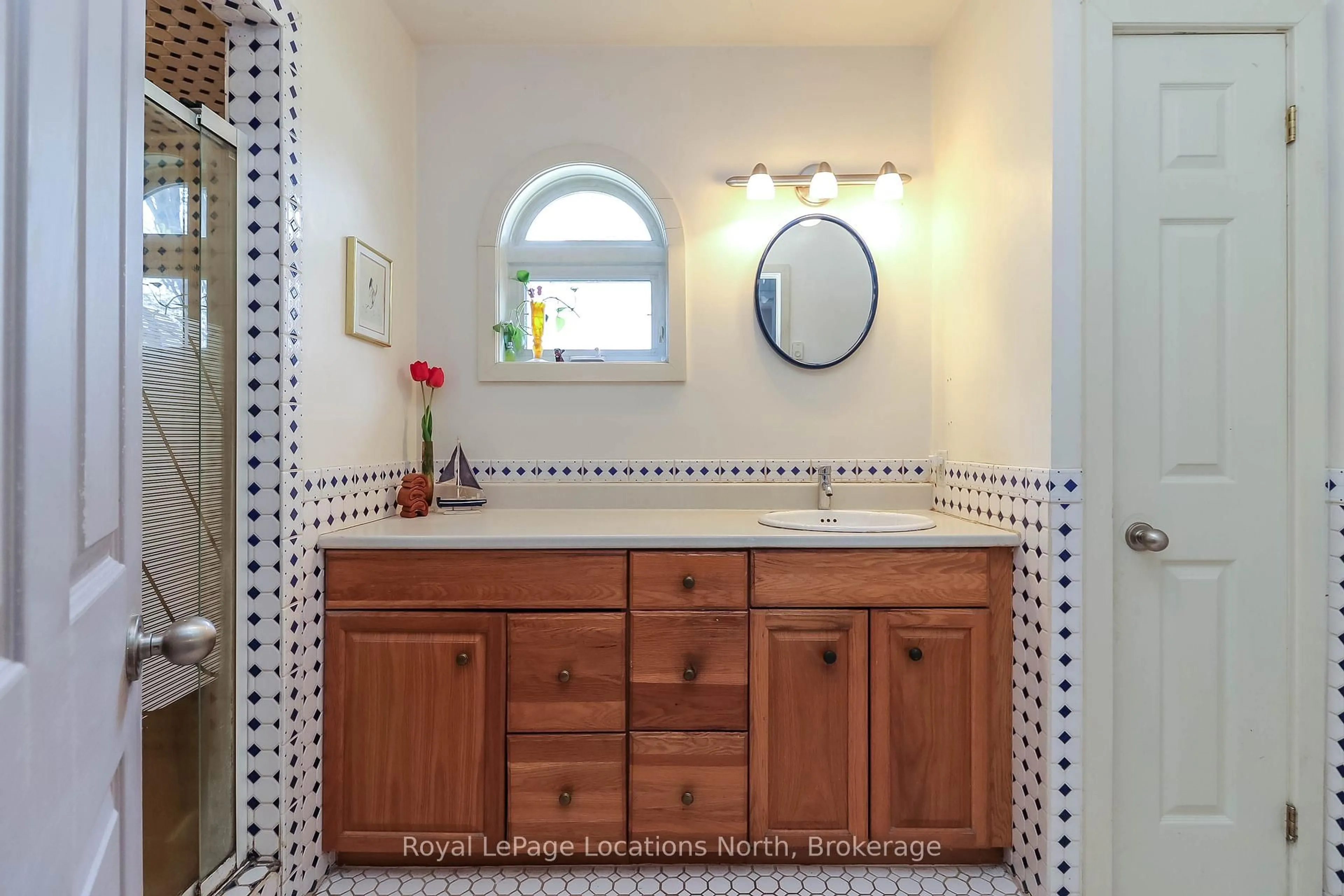 Standard bathroom, ceramic/tile floor for 118 Marsh St, Blue Mountains Ontario N0H 1J0