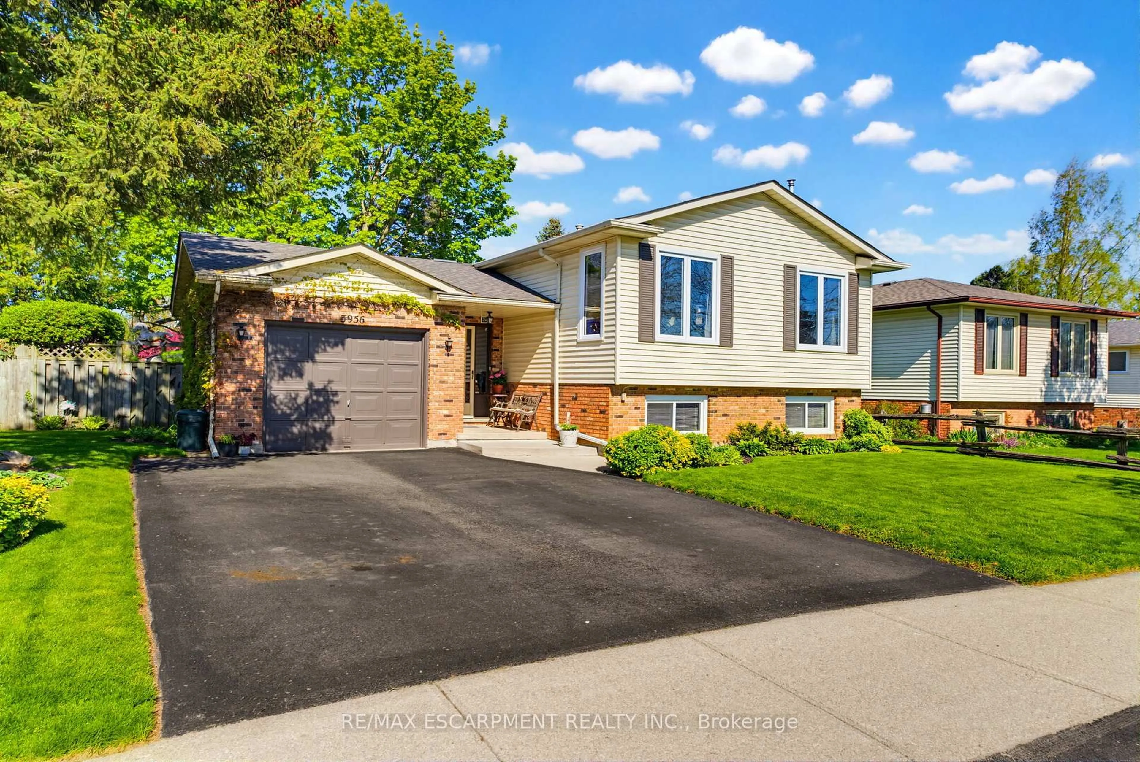 Home with vinyl exterior material, street for 3956 Old Orchard Way, Lincoln Ontario L0R 2C0