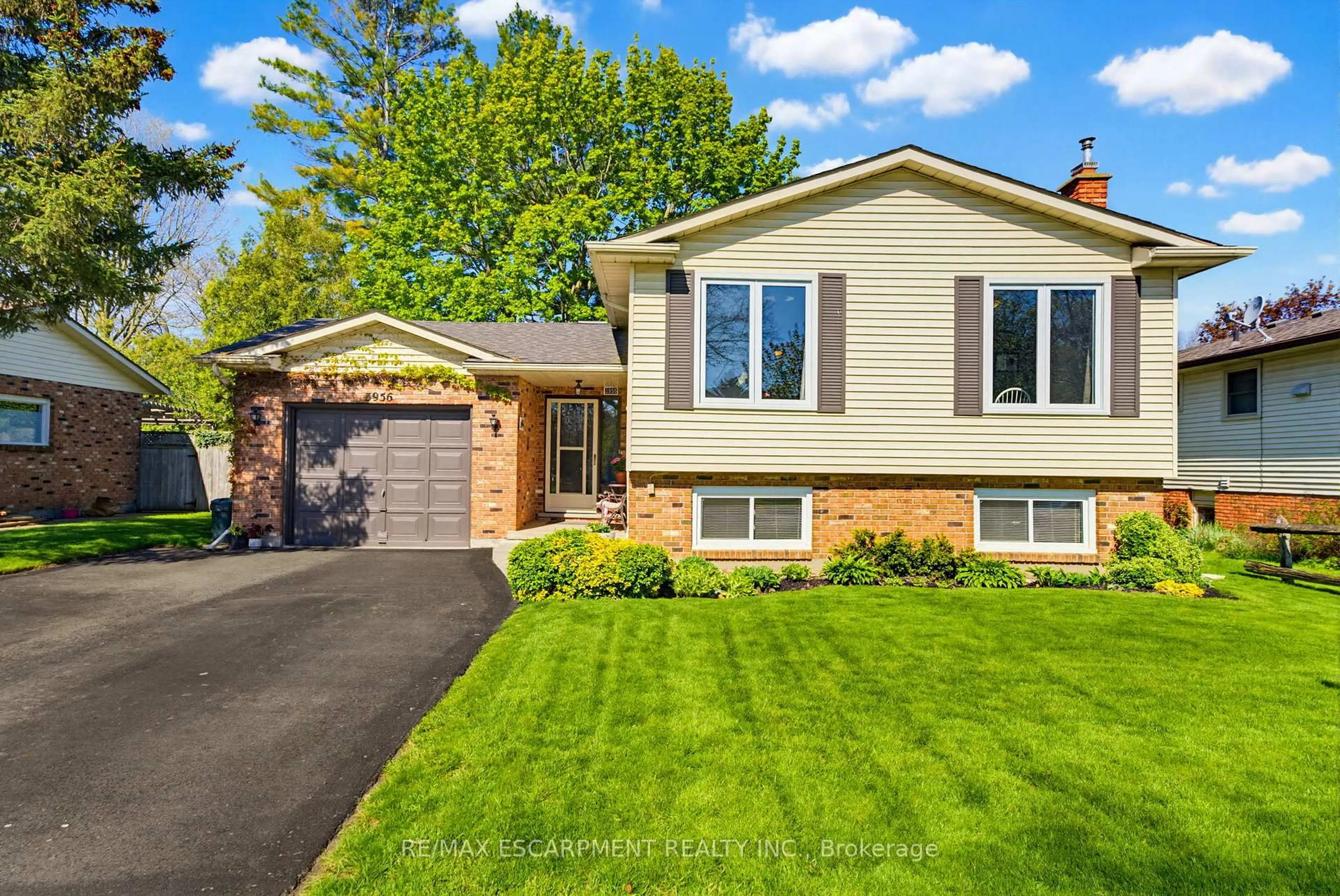Home with vinyl exterior material, street for 3956 Old Orchard Way, Lincoln Ontario L0R 2C0