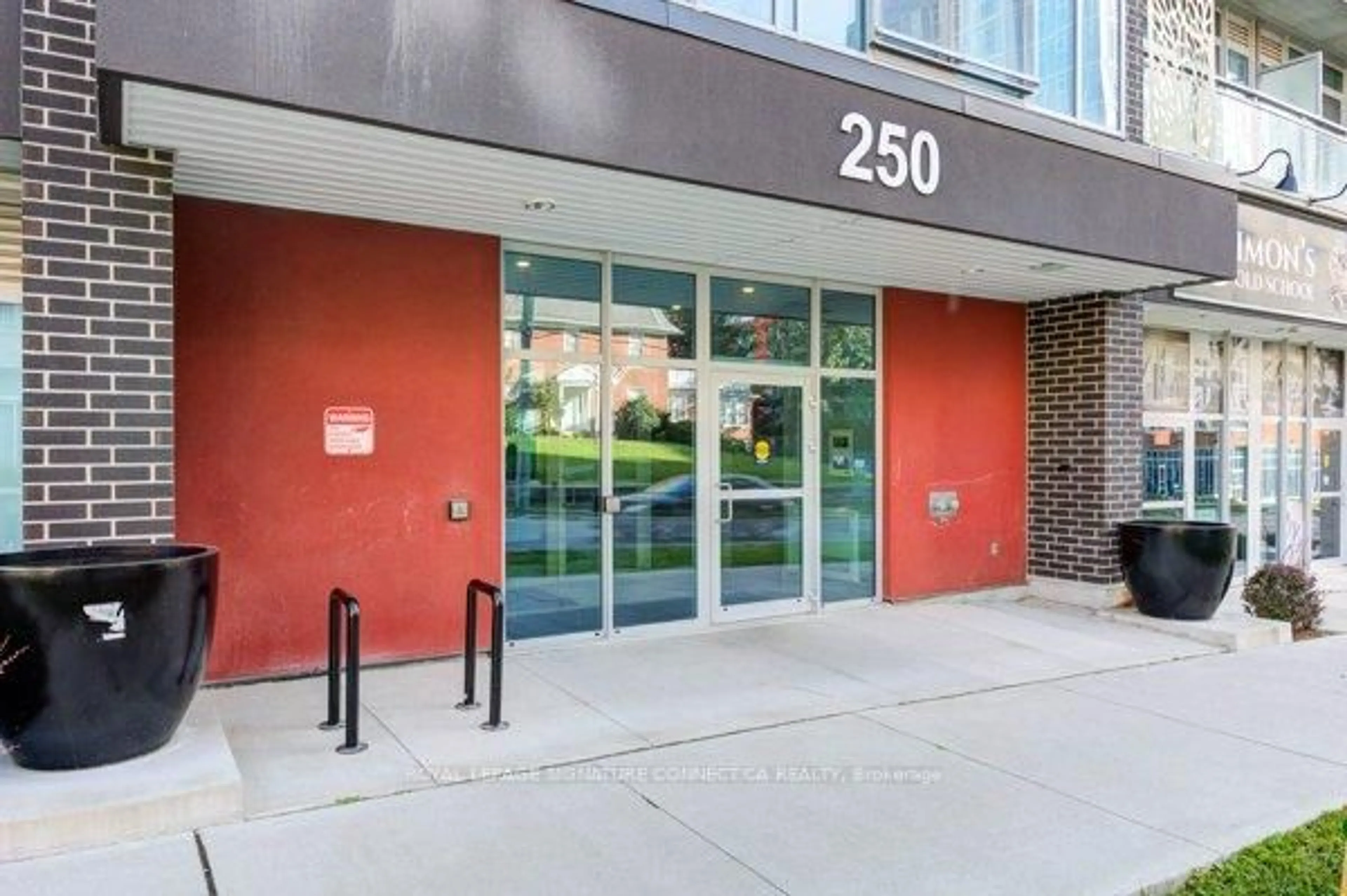 Indoor foyer for 250 Albert St #208, Waterloo Ontario N2L 0H5