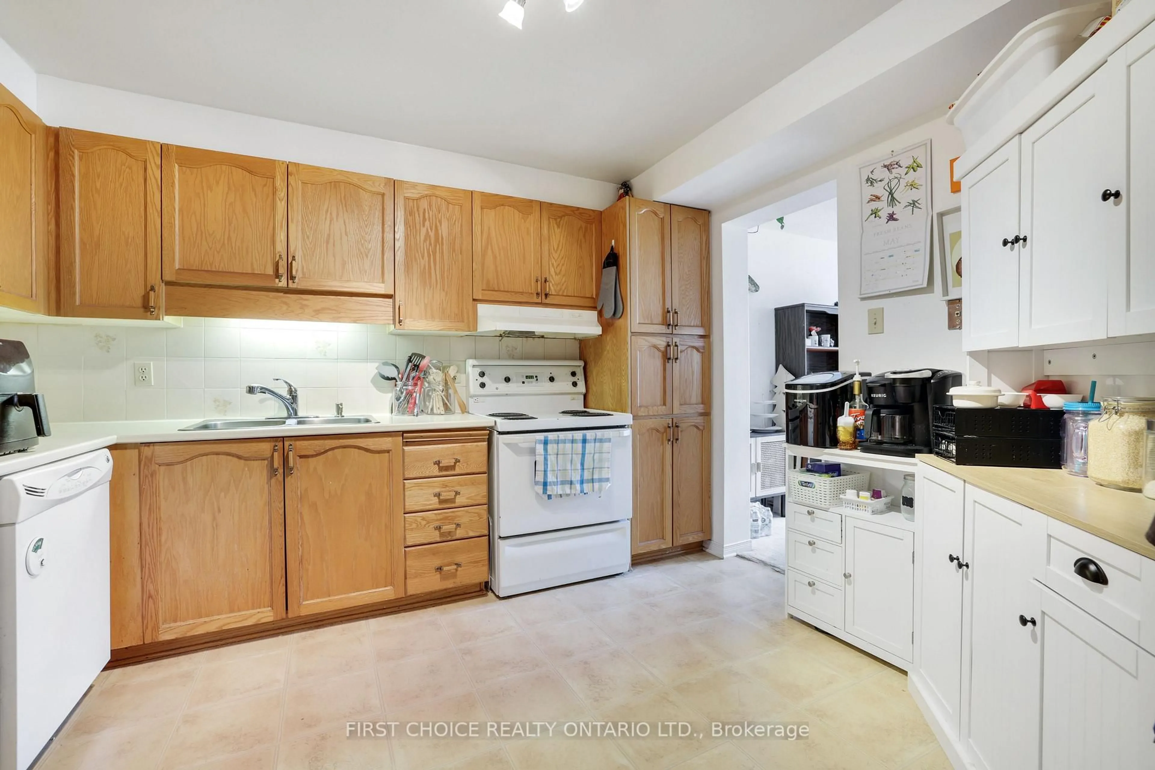 Standard kitchen, ceramic/tile floor for 10 Maravista Dr, Ottawa Ontario K2J 2Z5