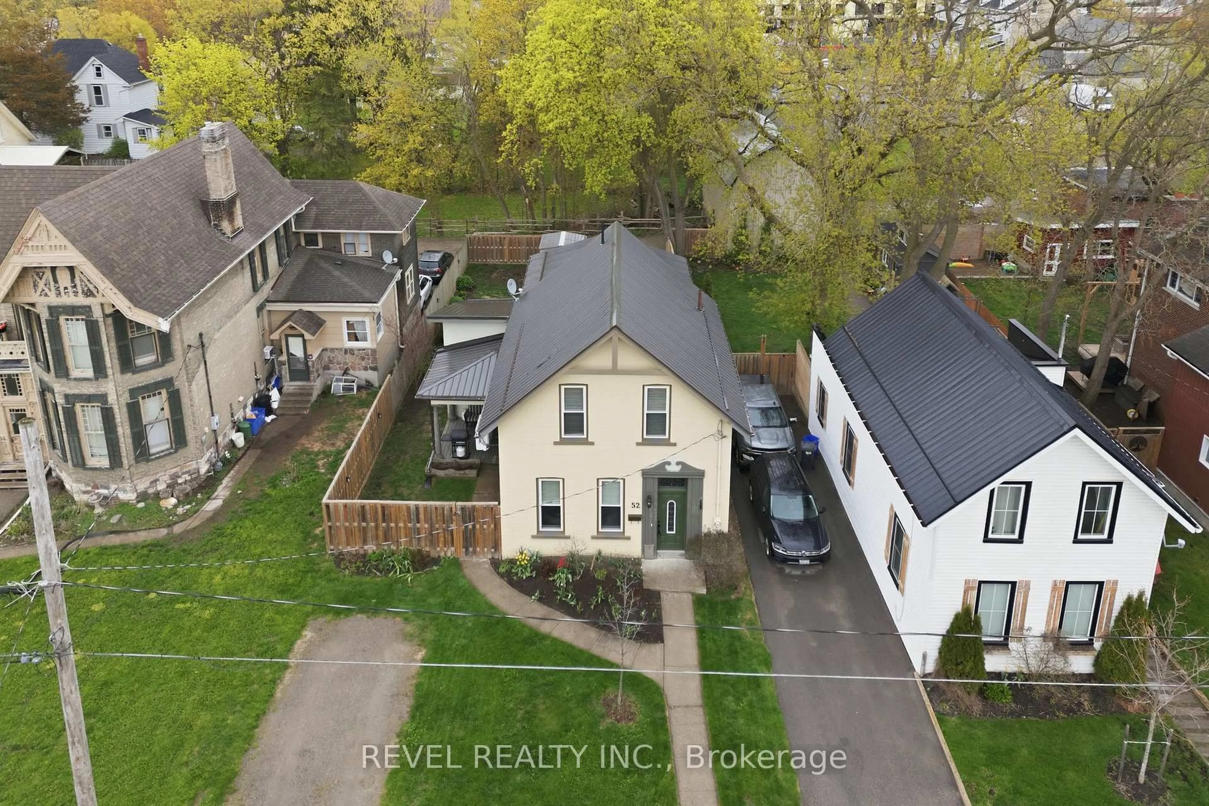 A pic from outside/outdoor area/front of a property/back of a property/a pic from drone, street for 52 Cambridge St, Kawartha Lakes Ontario K9V 4C7