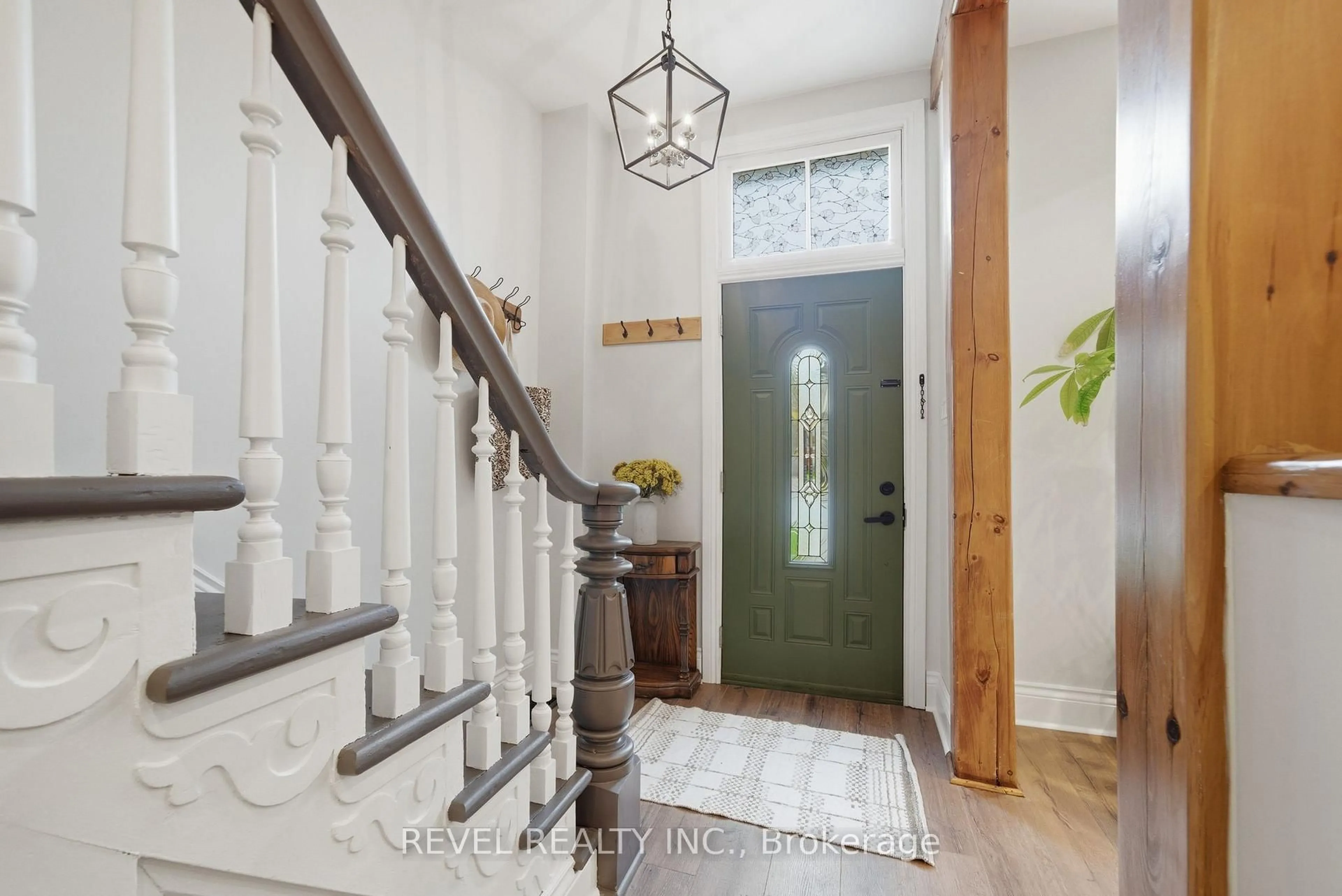 Indoor entryway for 52 Cambridge St, Kawartha Lakes Ontario K9V 4C7