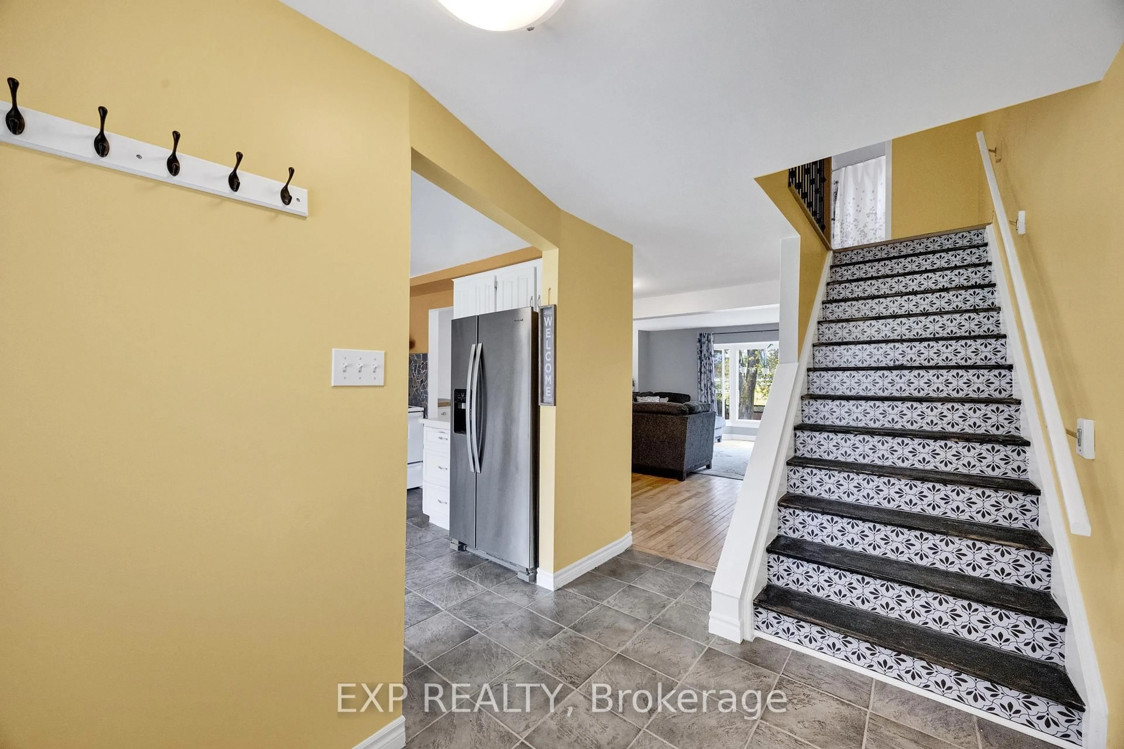 Indoor entryway for 220 Rosebank Pl, Kitchener Ontario N2E 2R8