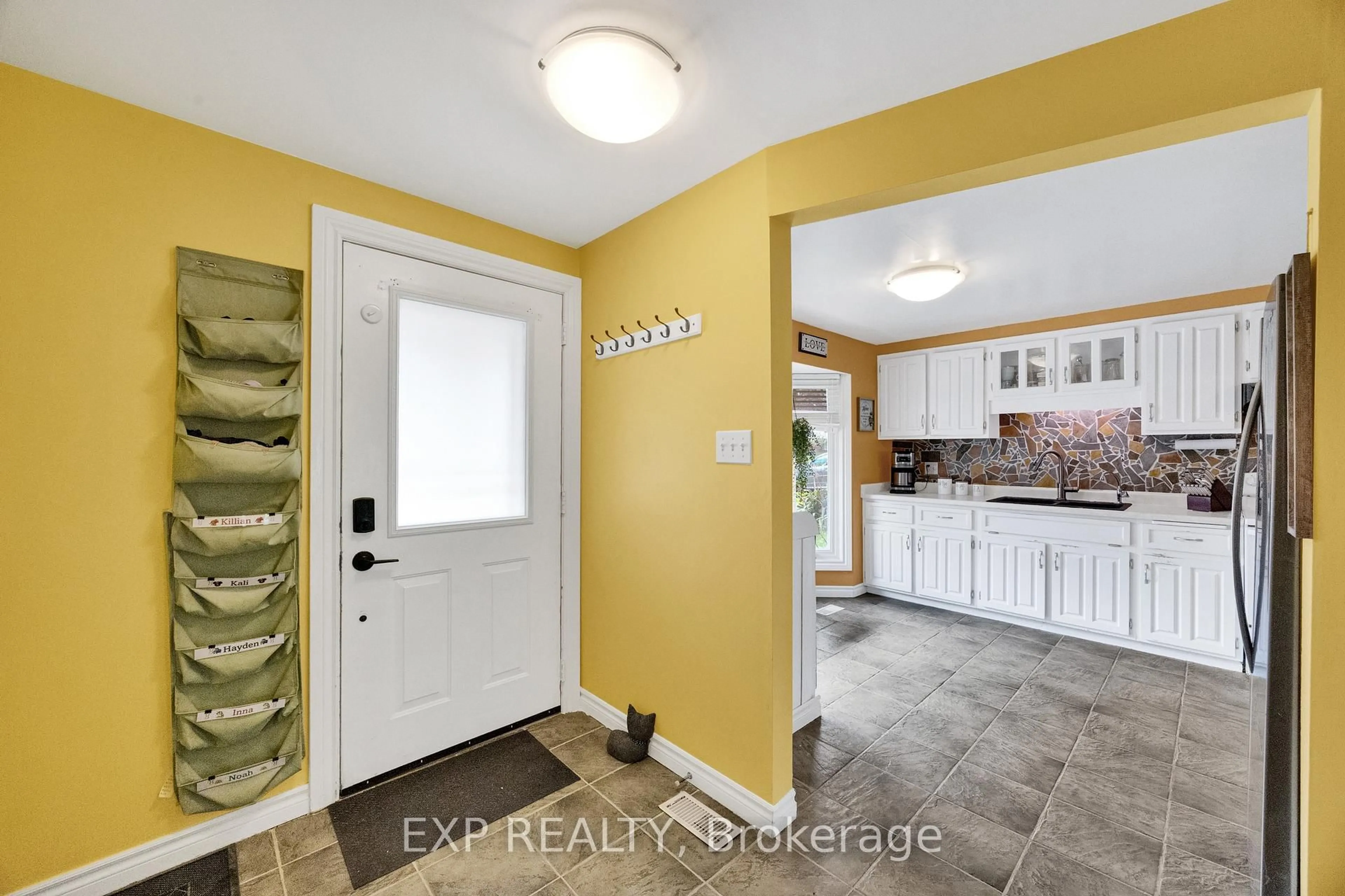 Indoor entryway for 220 Rosebank Pl, Kitchener Ontario N2E 2R8