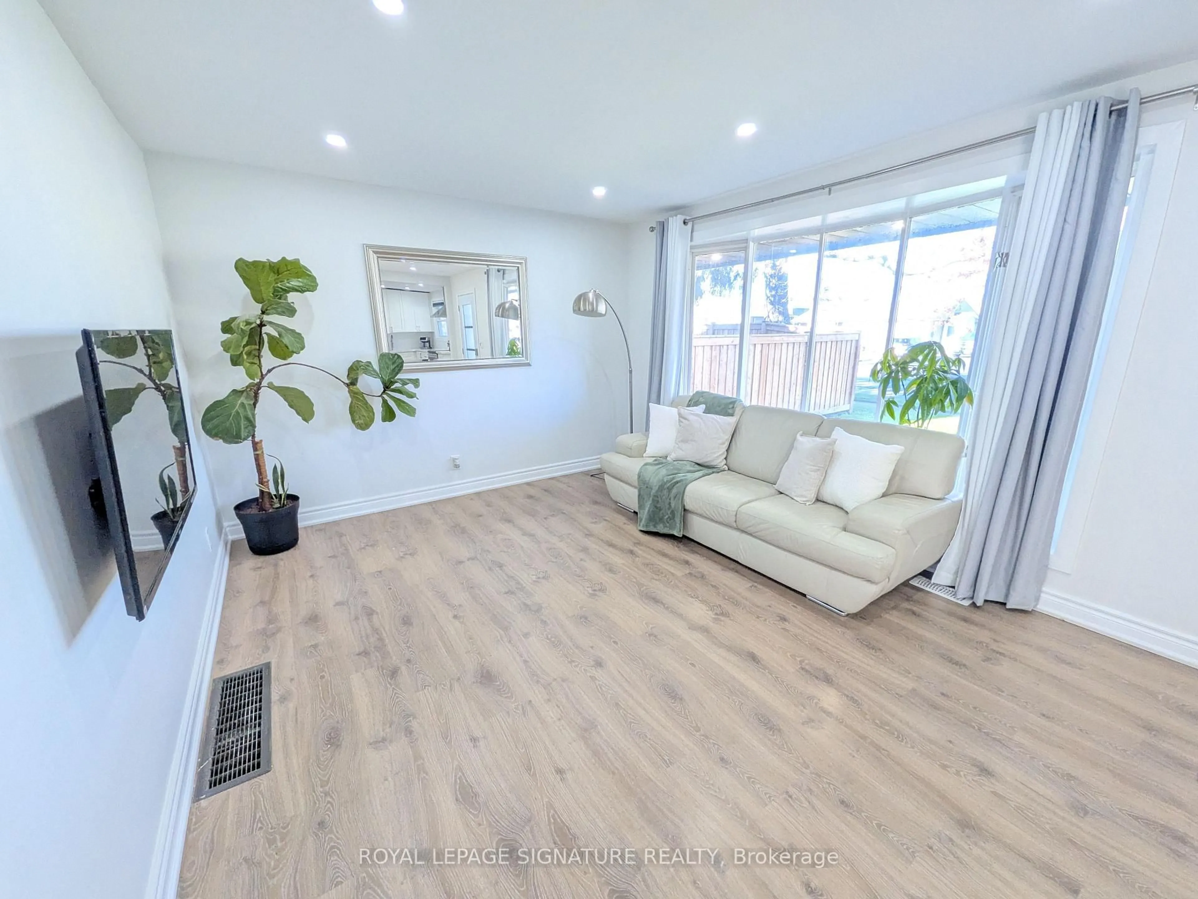 Living room with furniture, wood/laminate floor for 520 Burnham St, Cobourg Ontario K9A 2W7
