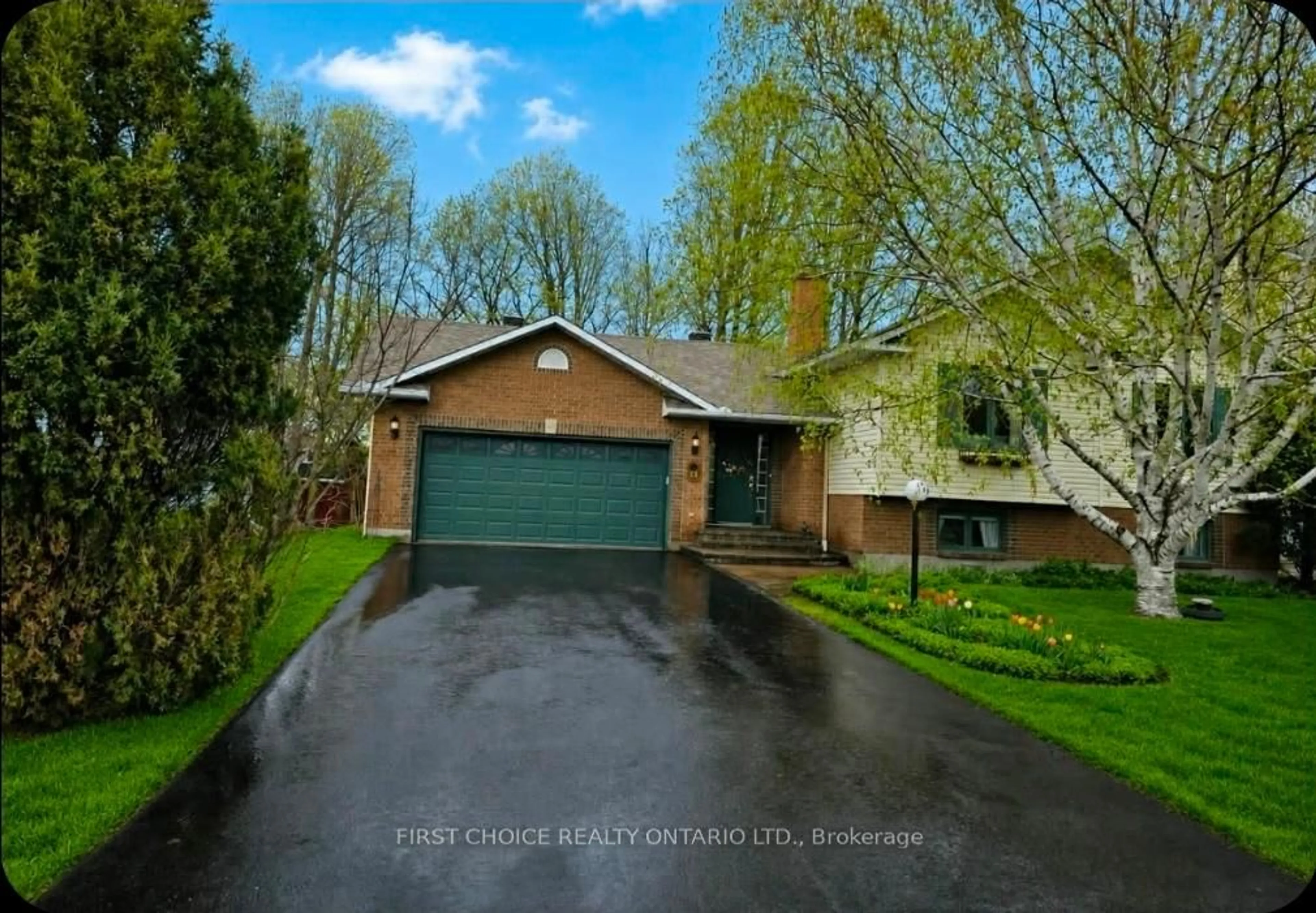 A pic from outside/outdoor area/front of a property/back of a property/a pic from drone, street for 13 Queenston Dr, Richmond Ontario K0A 2Z0