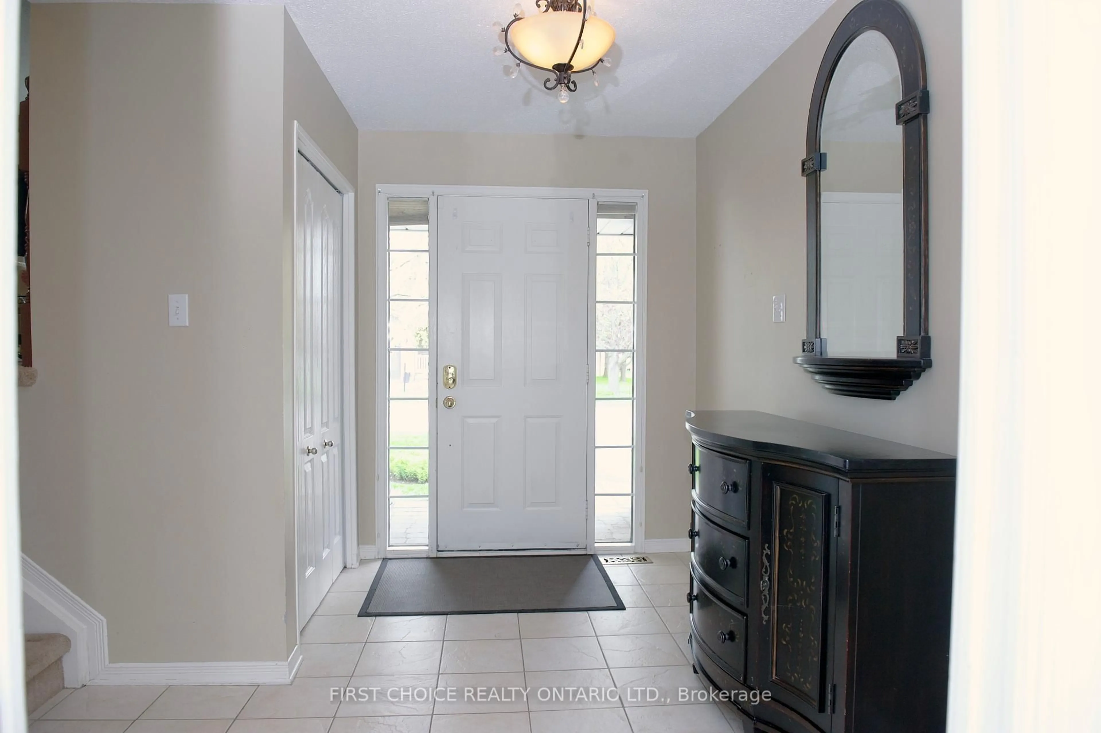 Indoor entryway for 13 Queenston Dr, Richmond Ontario K0A 2Z0