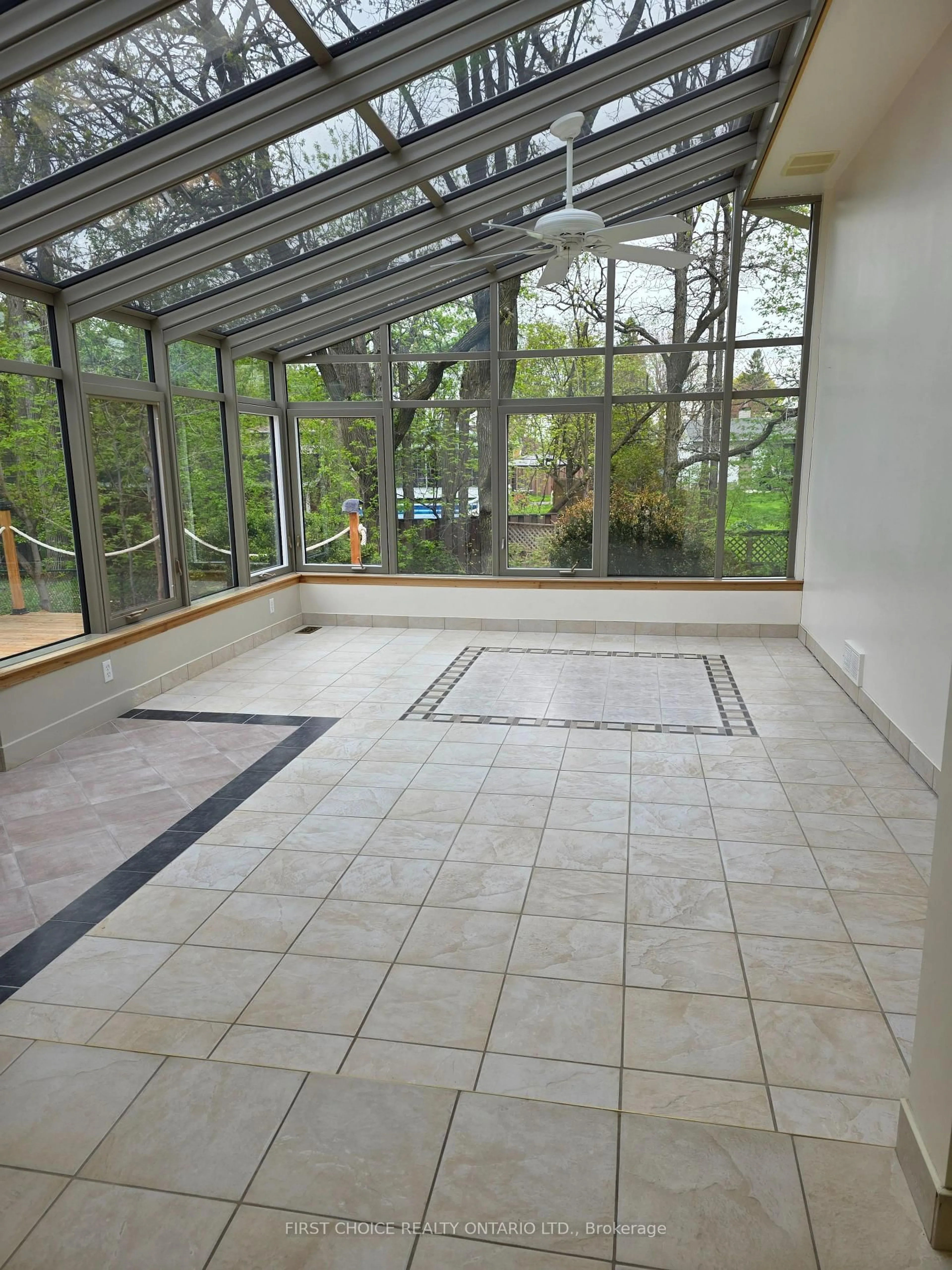 Indoor foyer for 13 Queenston Dr, Richmond Ontario K0A 2Z0