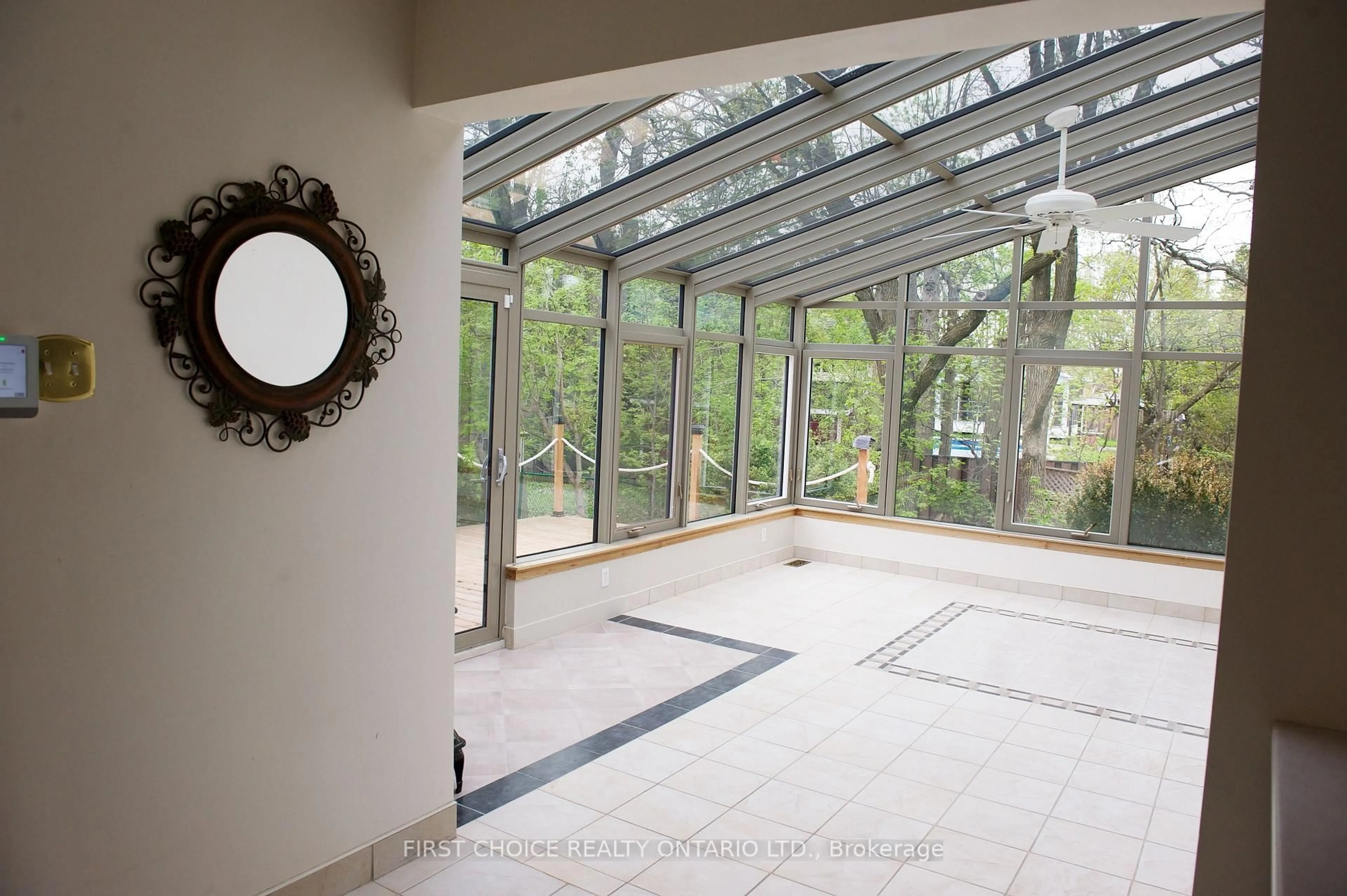 Indoor foyer for 13 Queenston Dr, Richmond Ontario K0A 2Z0