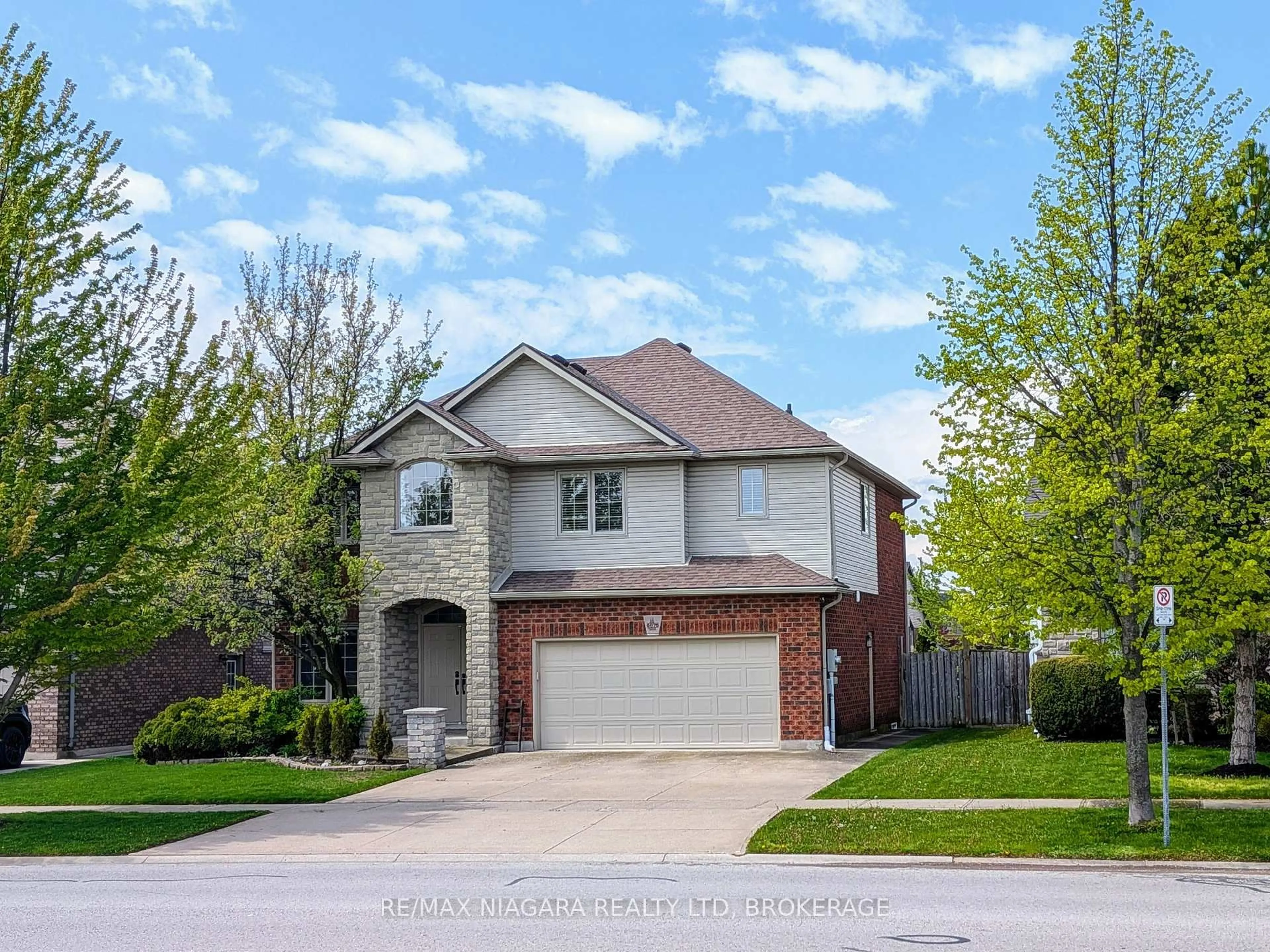 Home with brick exterior material, street for 6875 Parkside Rd, Niagara Falls Ontario L2H 3N1