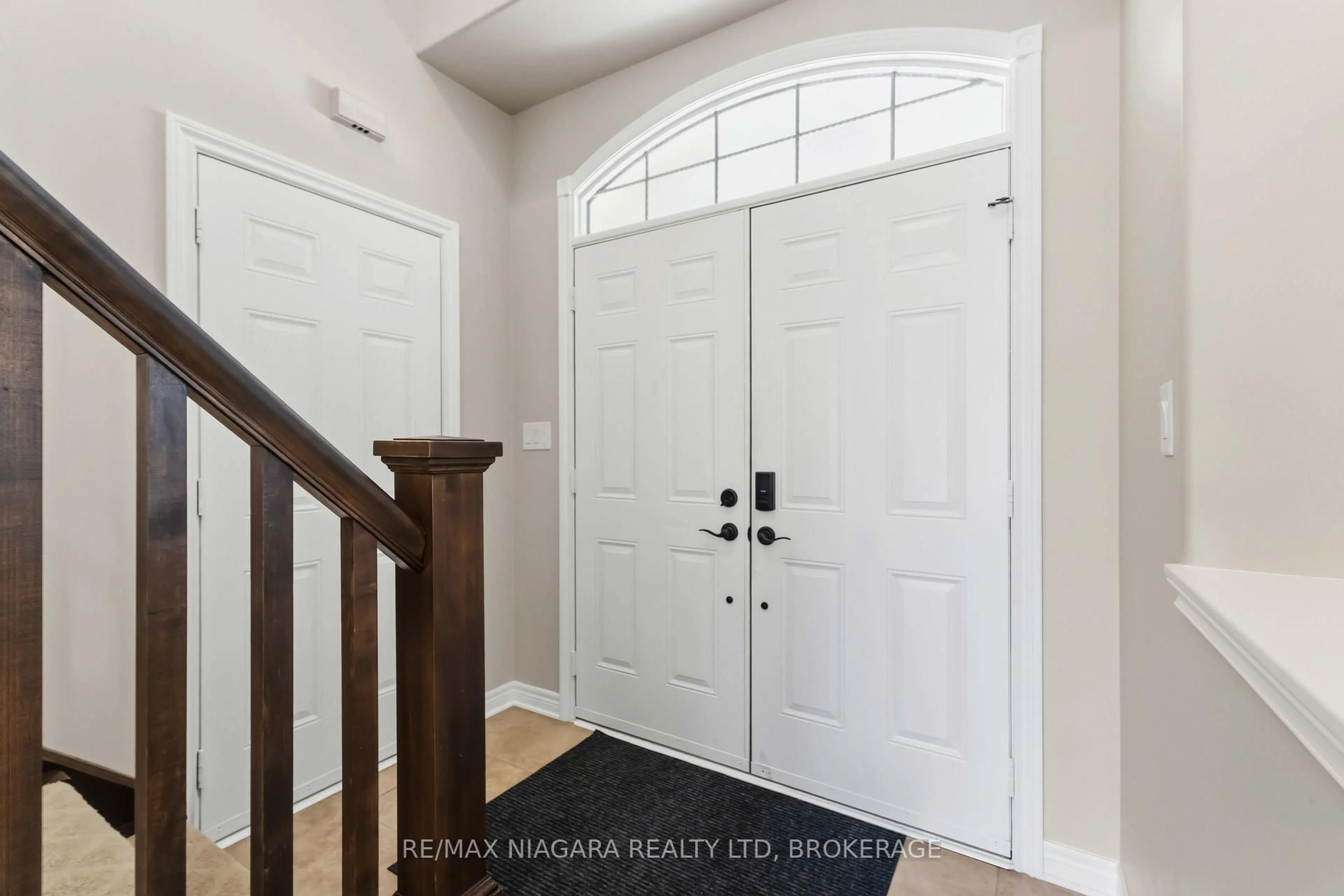 Indoor entryway for 6875 Parkside Rd, Niagara Falls Ontario L2H 3N1