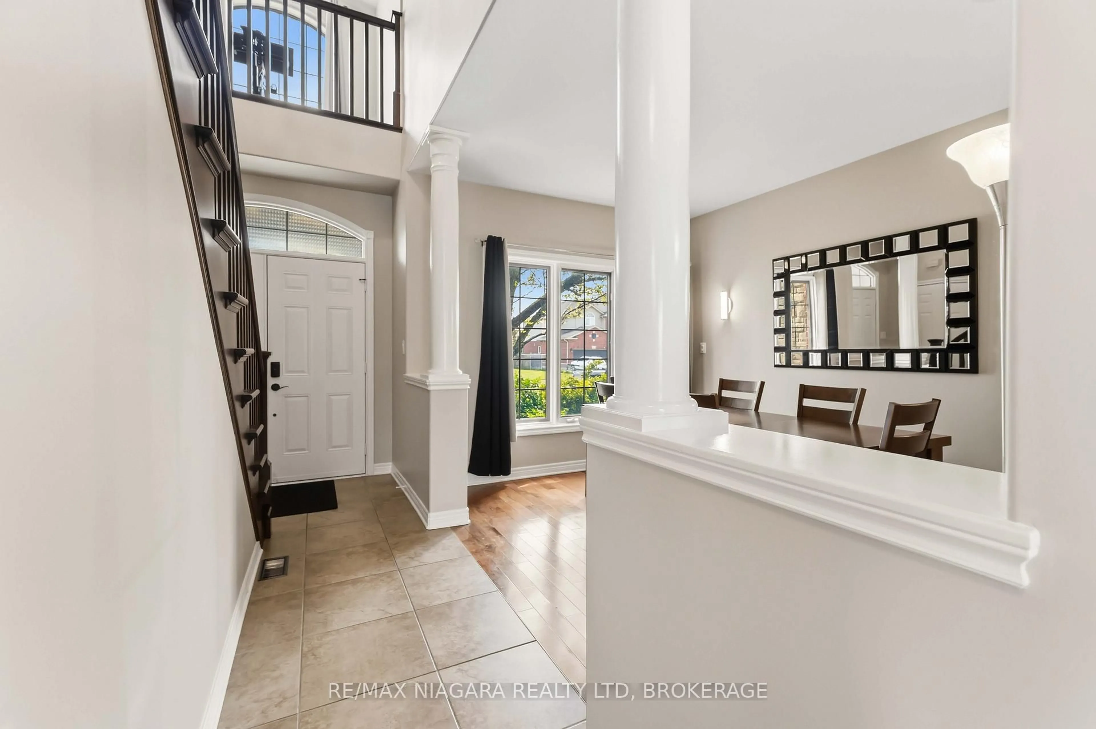 Indoor entryway for 6875 Parkside Rd, Niagara Falls Ontario L2H 3N1