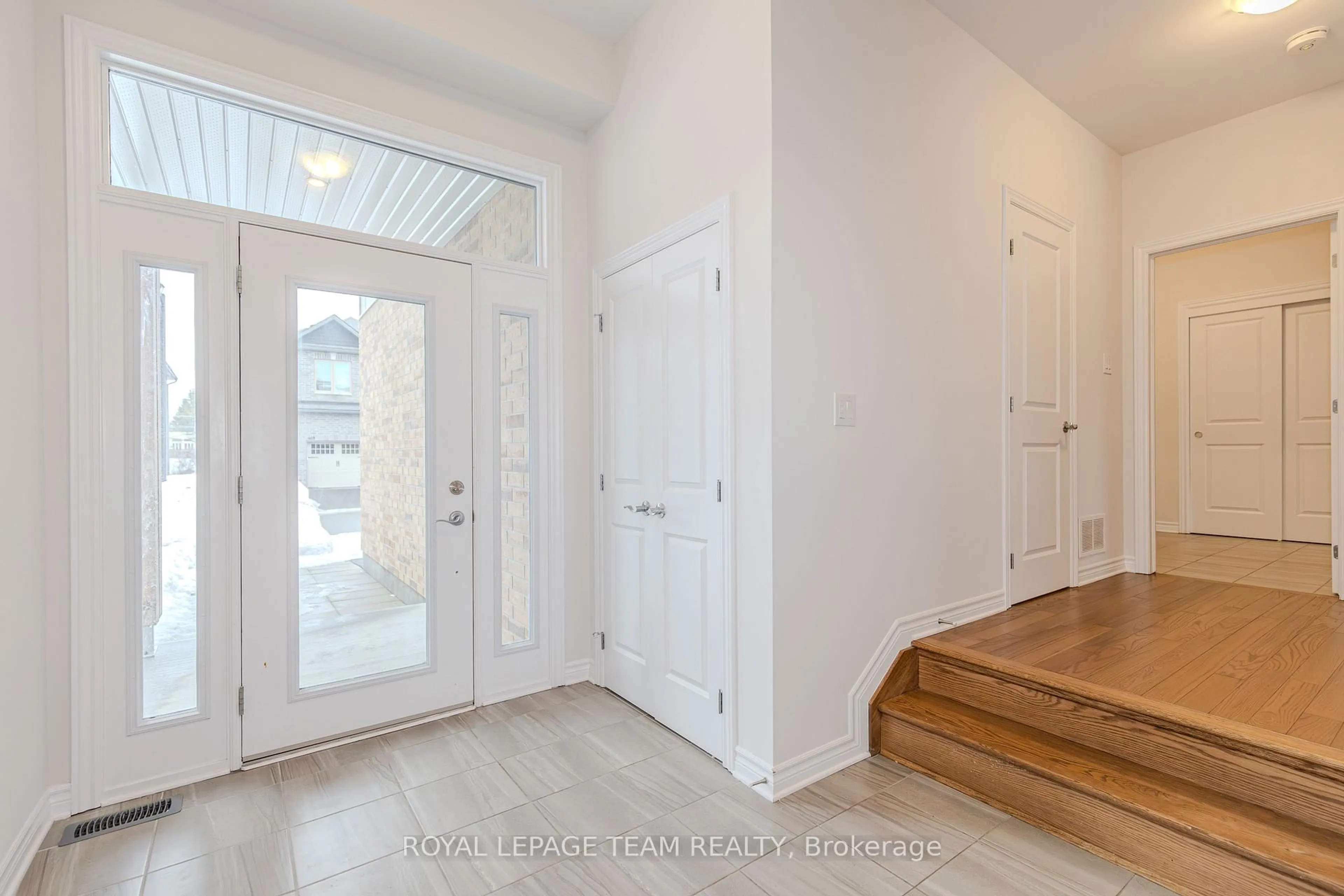 Indoor entryway for 608 Enclave Lane, Clarence-Rockland Ontario K4K 0M8