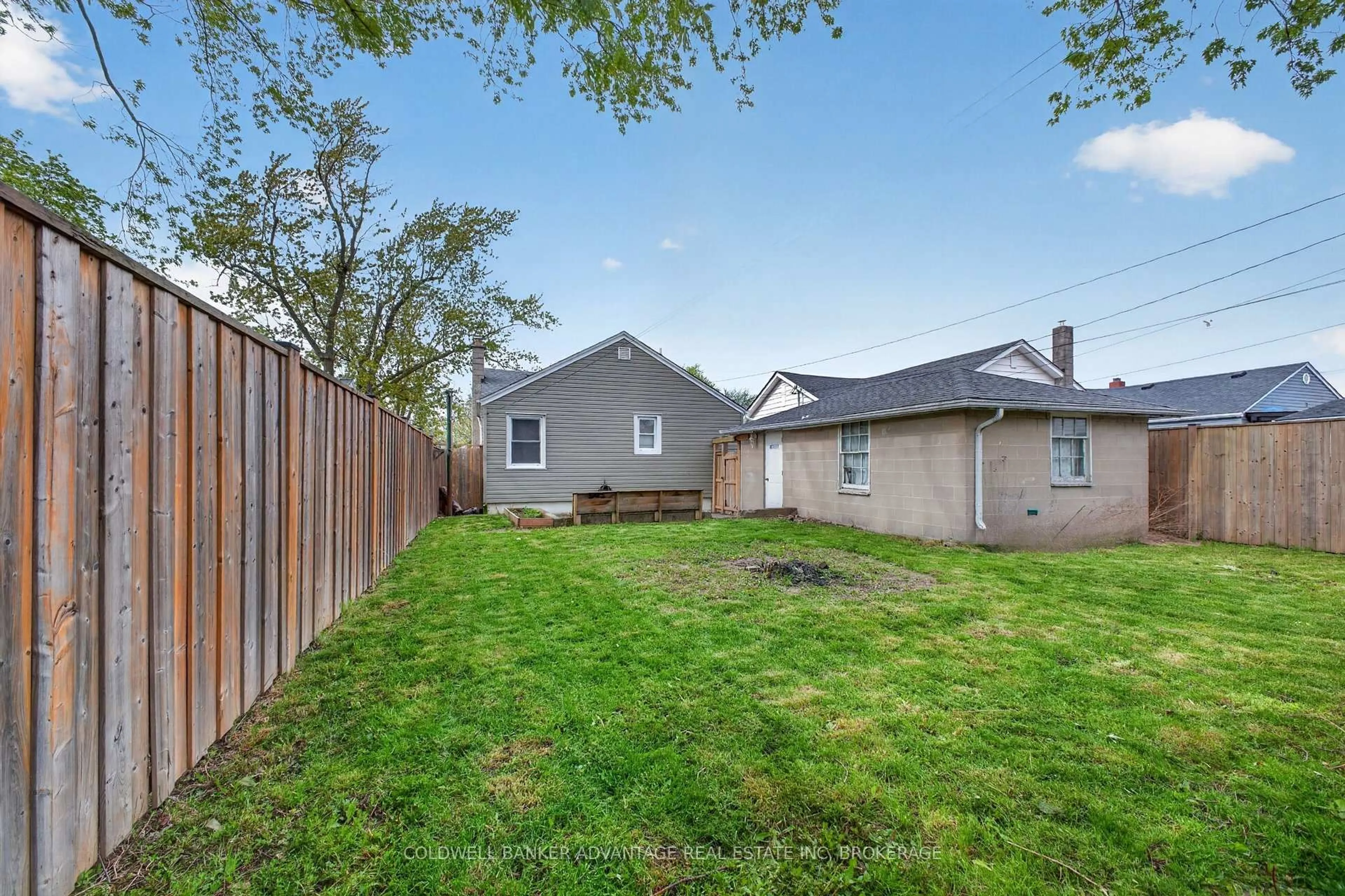 A pic from outside/outdoor area/front of a property/back of a property/a pic from drone, street for 397 Navy St, Welland Ontario L3B 4Y3