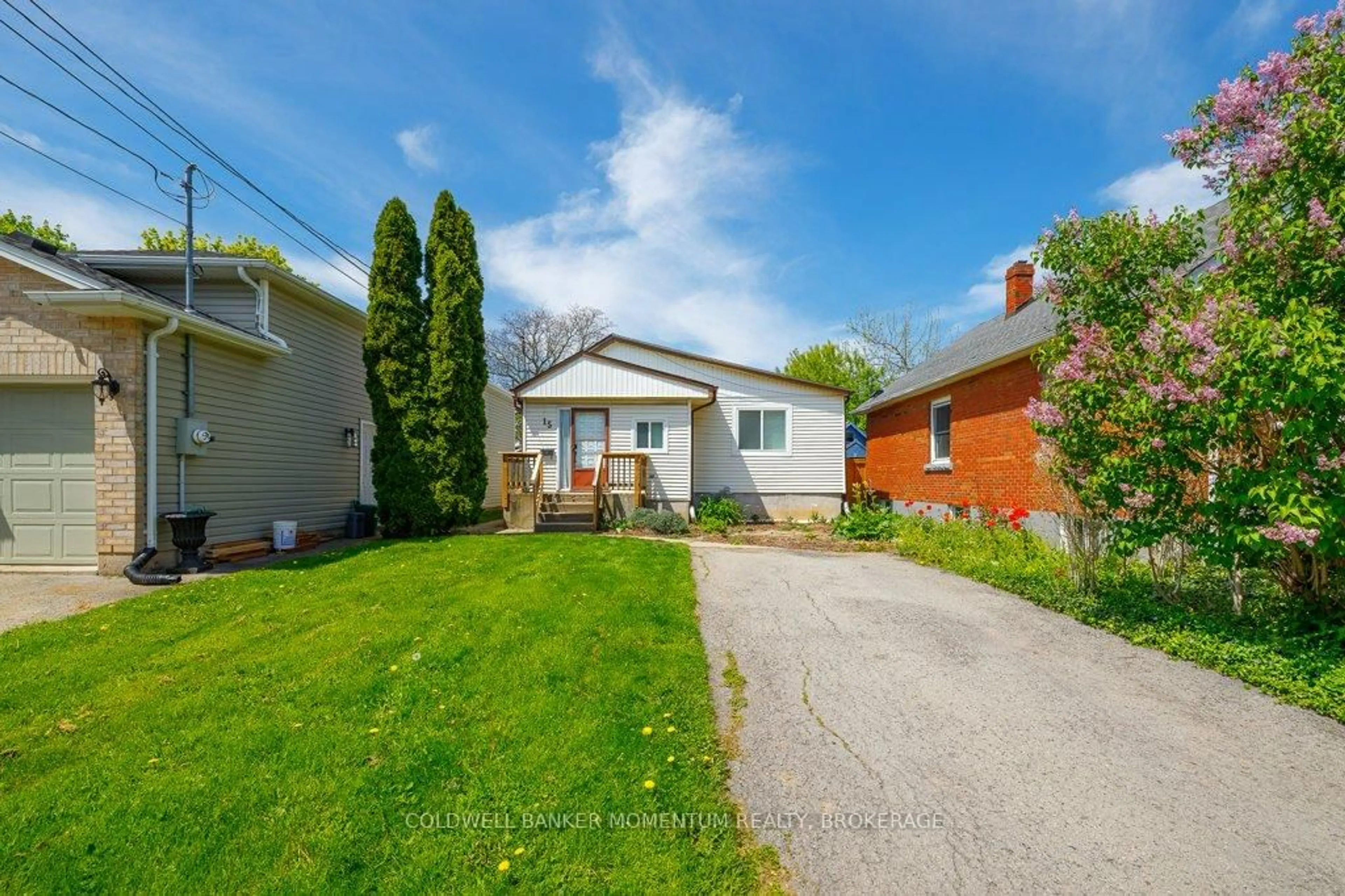 A pic from outside/outdoor area/front of a property/back of a property/a pic from drone, street for 15 Concord Ave, St. Catharines Ontario L2M 5N5
