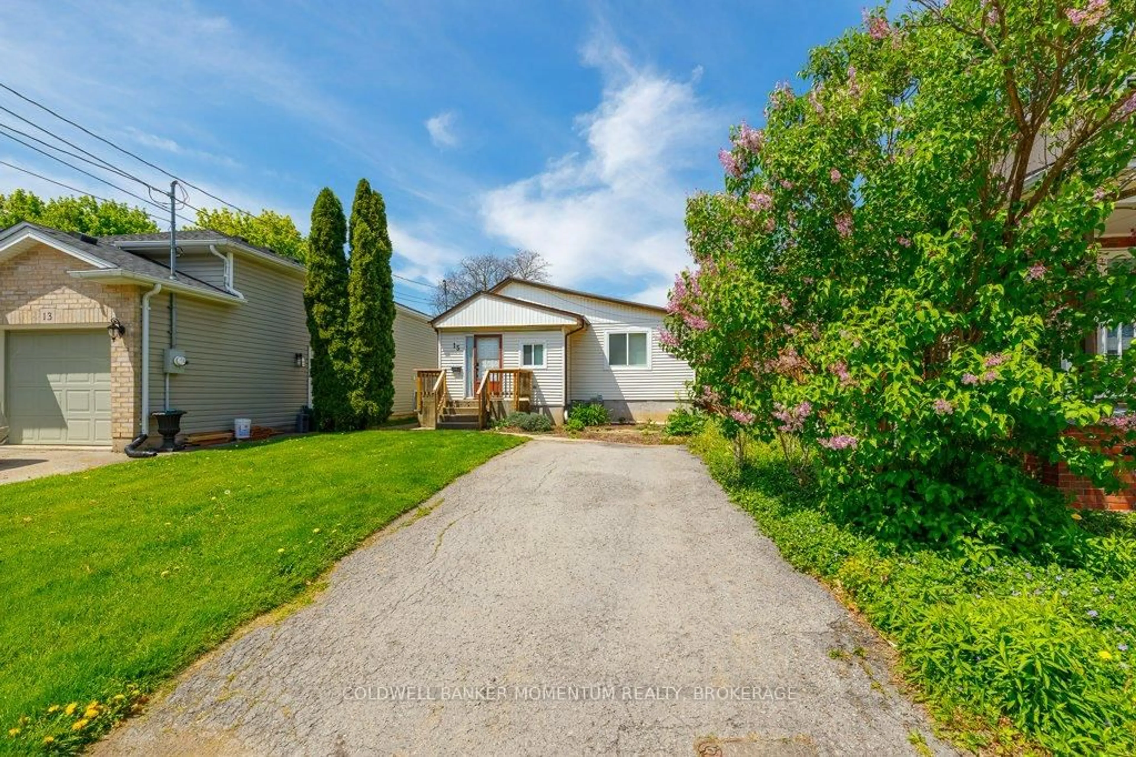 A pic from outside/outdoor area/front of a property/back of a property/a pic from drone, street for 15 Concord Ave, St. Catharines Ontario L2M 5N5