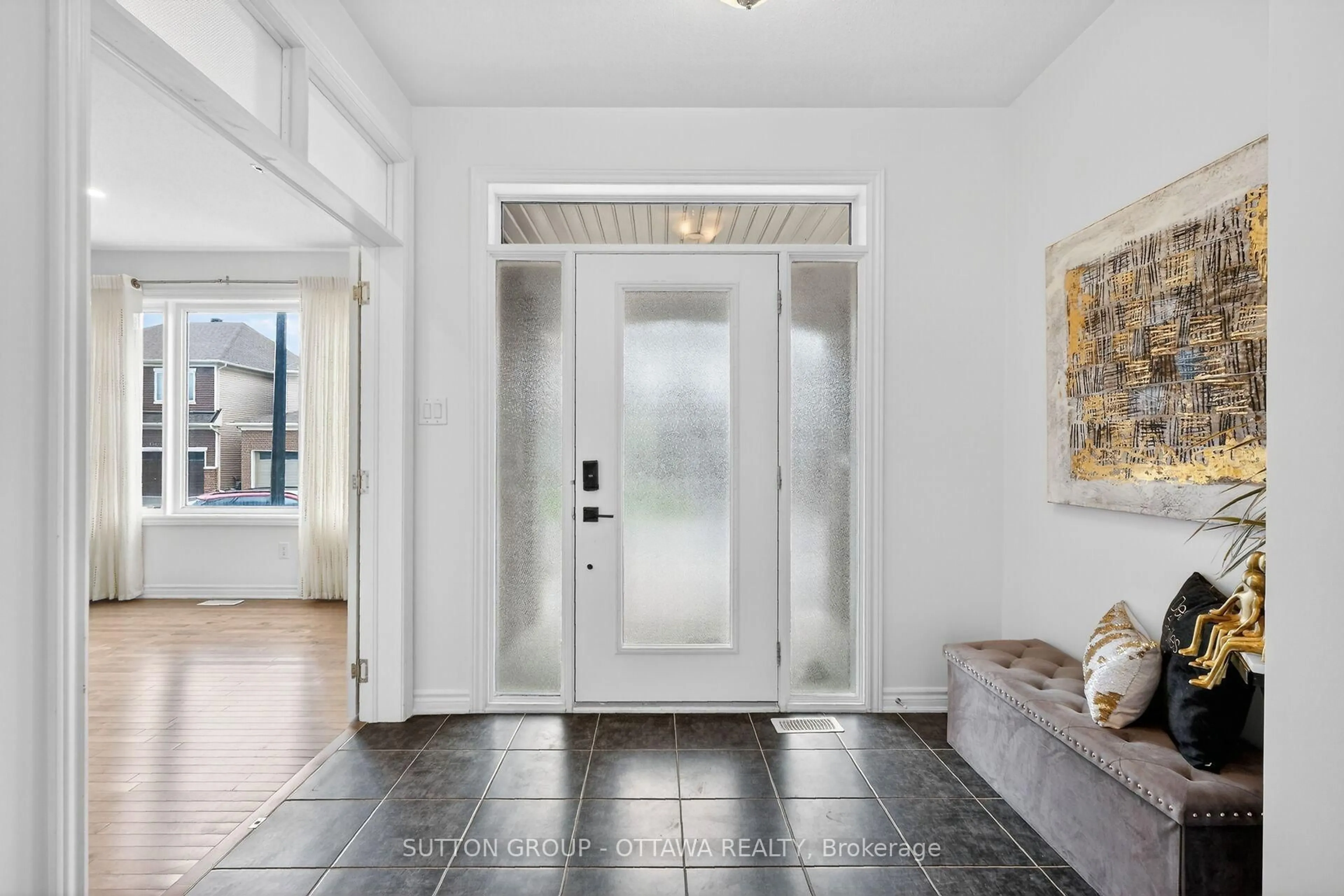 Indoor entryway for 1011 Carden Lane, Ottawa Ontario K1W 0N3