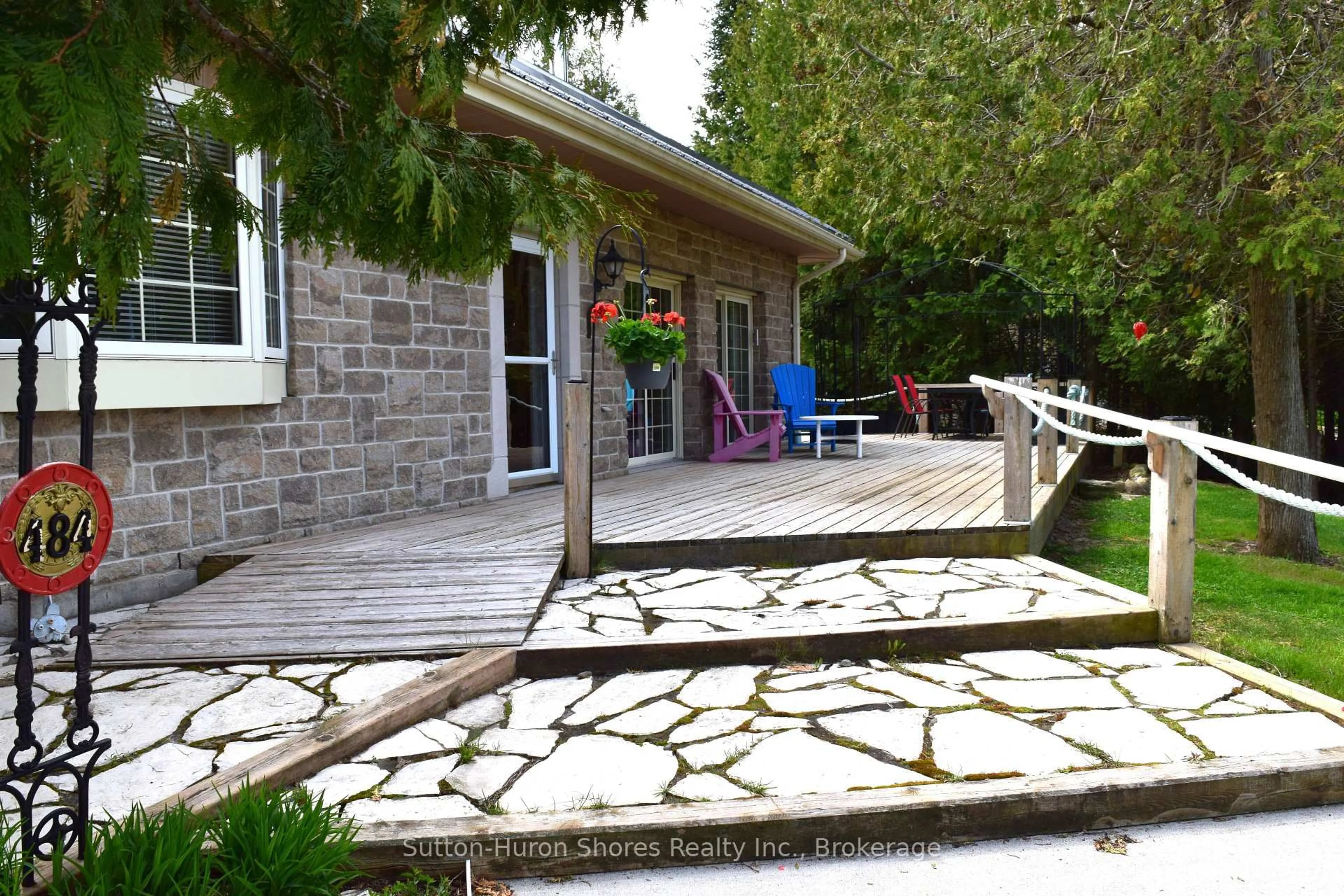 Patio, street for 484 Sunset Dr, Kincardine Ontario N0H 2C5