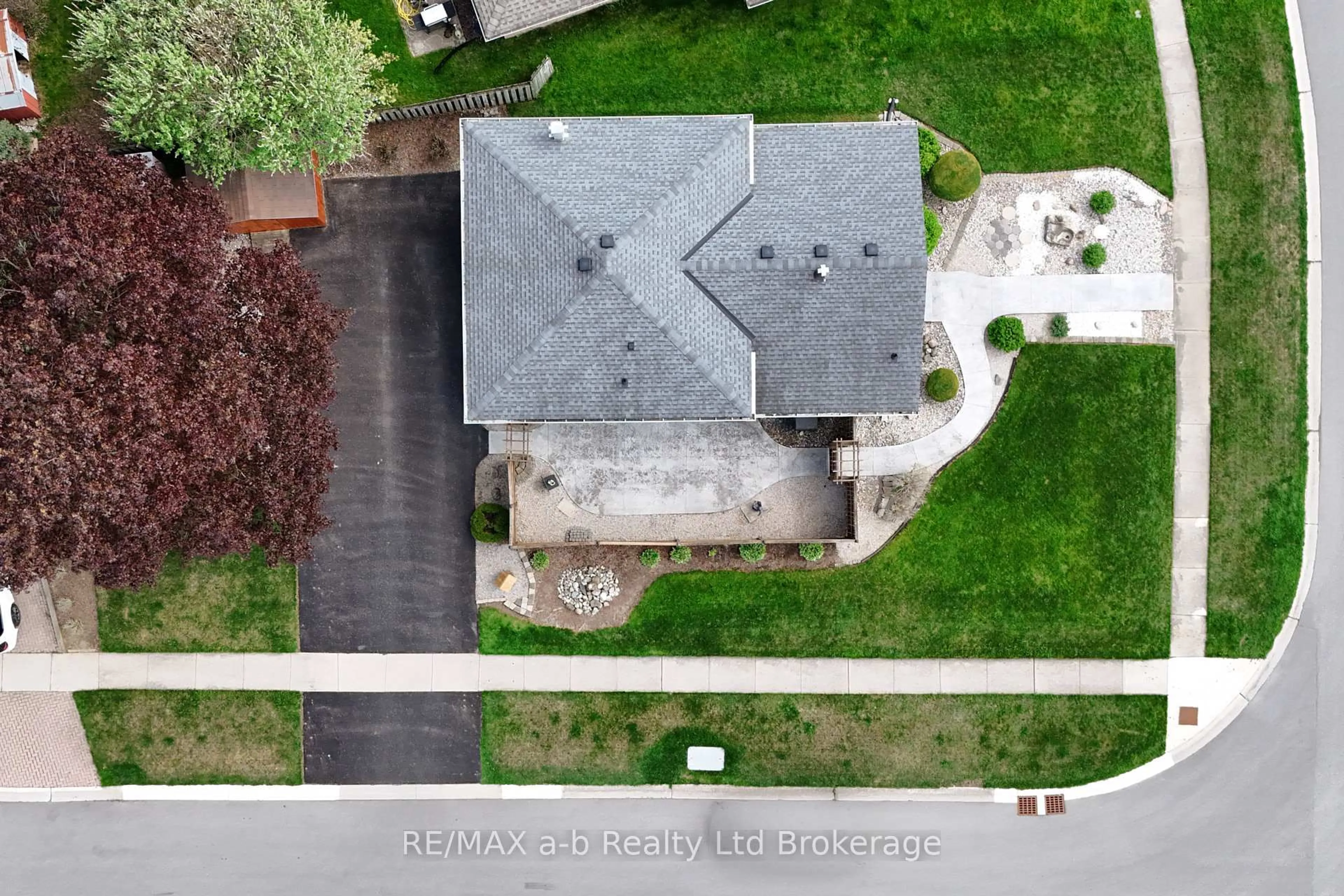 A pic from outside/outdoor area/front of a property/back of a property/a pic from drone, unknown for 324 Macdonald Dr, Woodstock Ontario N4S 8E3