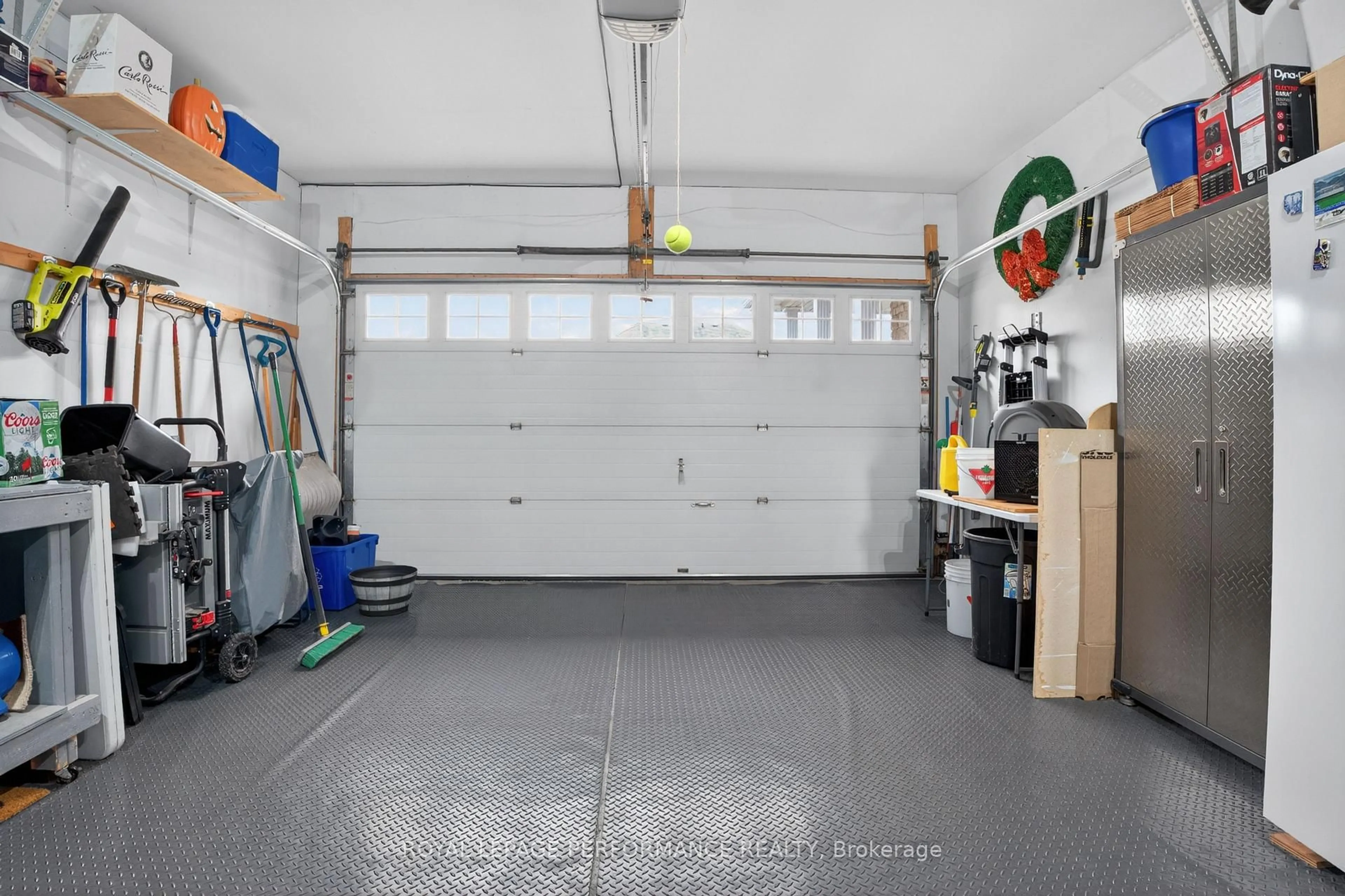 Indoor garage for 112 Jade St, Clarence-Rockland Ontario K4K 0C8