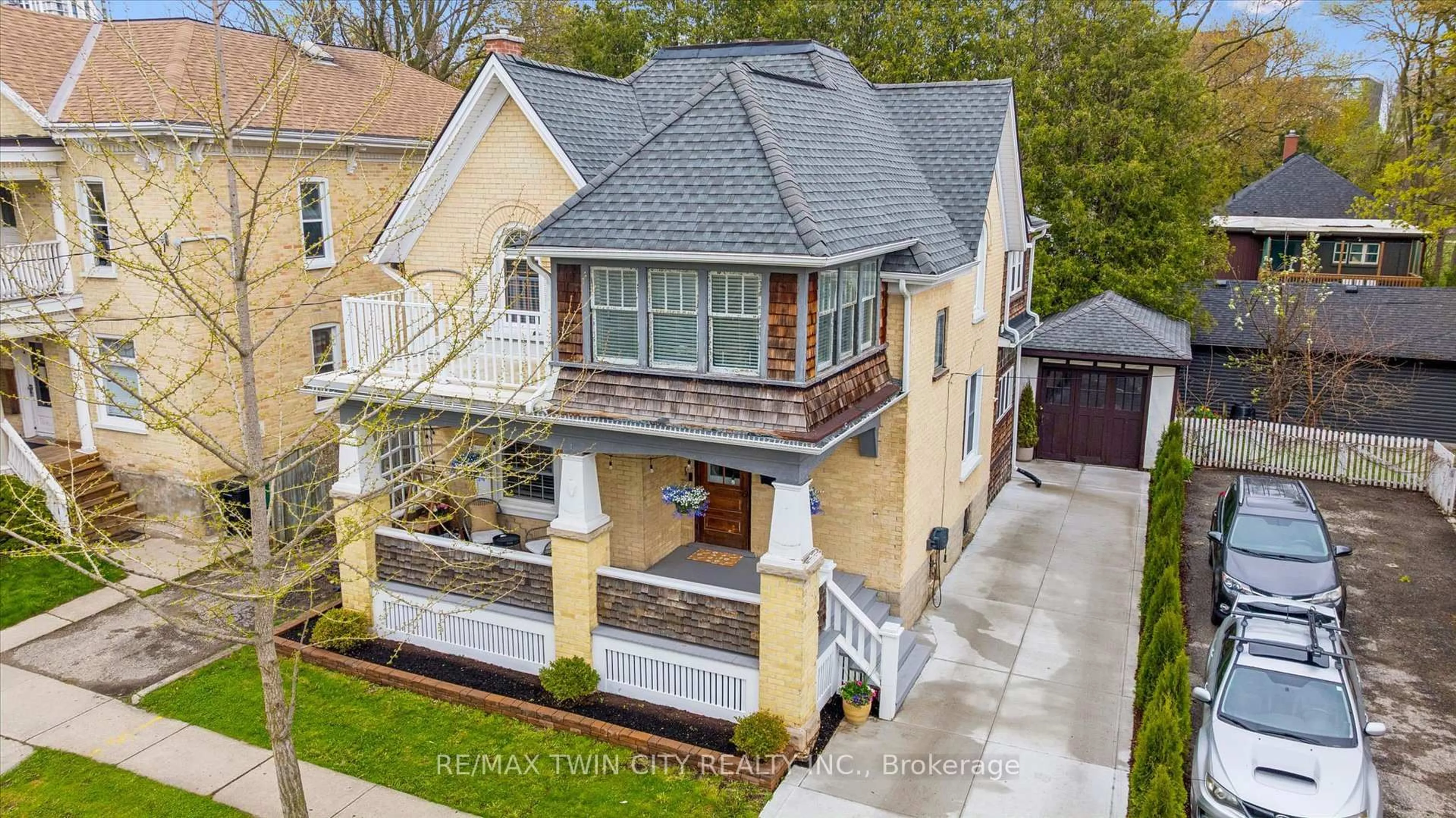 A pic from outside/outdoor area/front of a property/back of a property/a pic from drone, street for 99 Water St, Kitchener Ontario N2G 1Z4