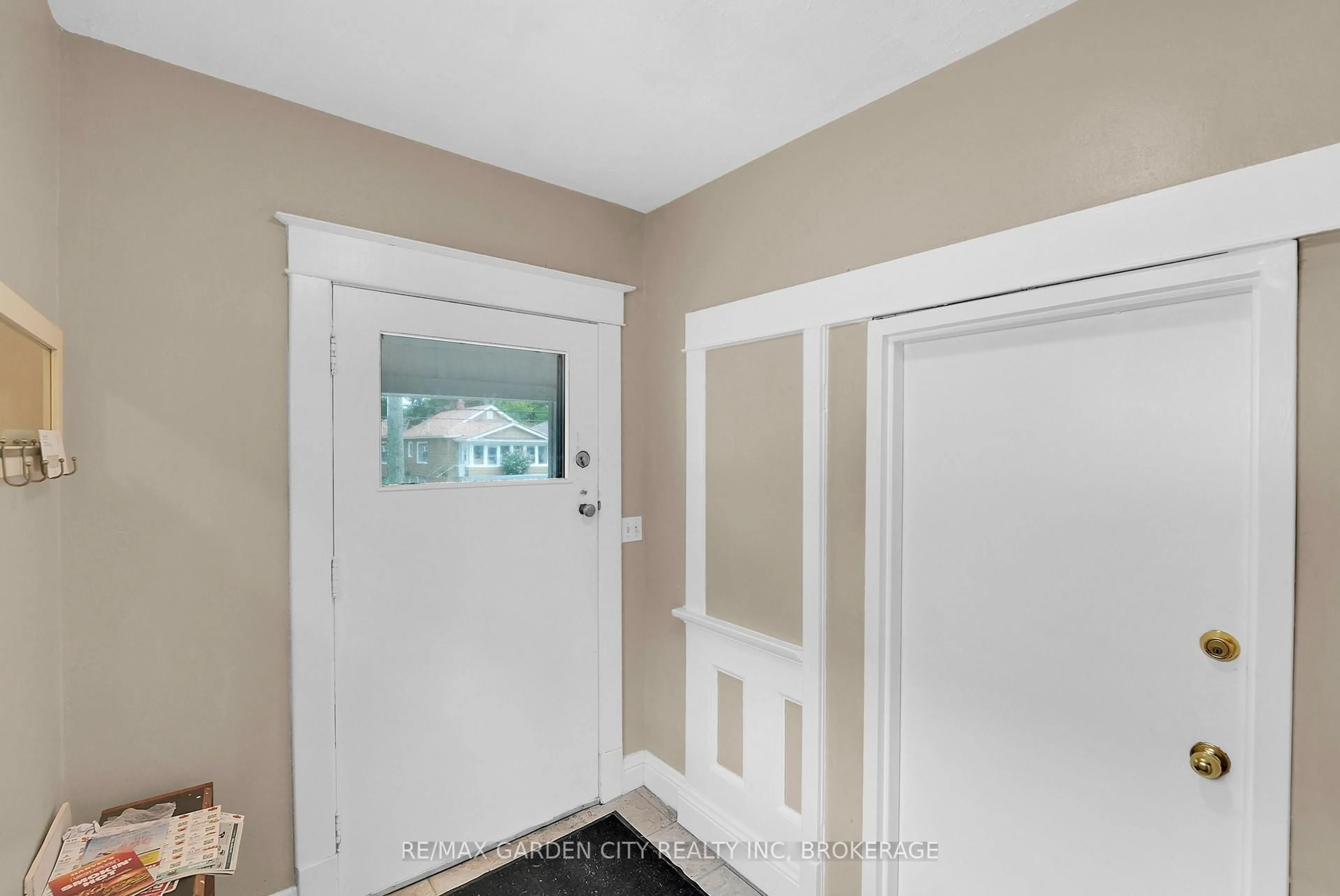 Indoor entryway for 213 Geneva St, St. Catharines Ontario L2R 4P9