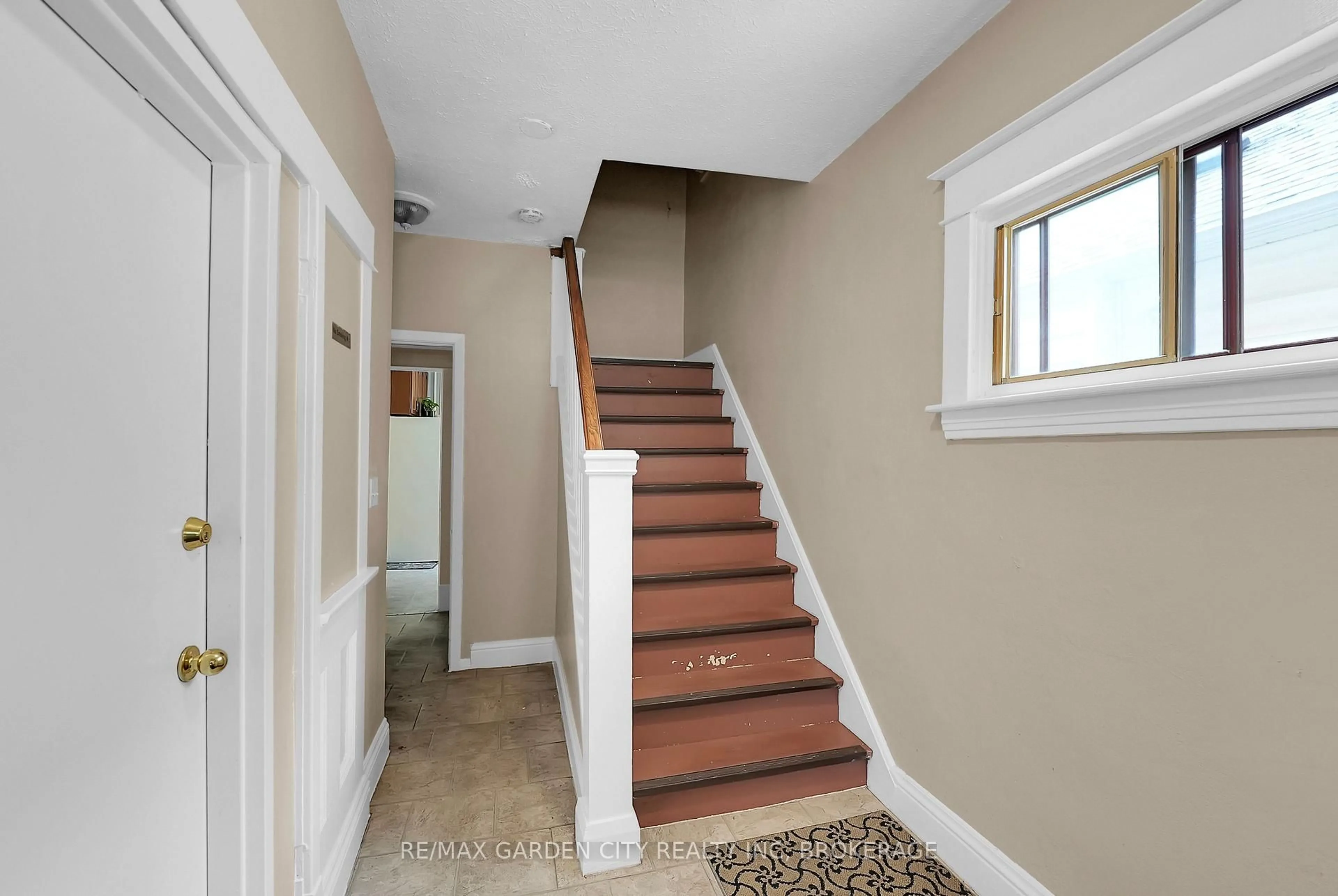 Stairs for 213 Geneva St, St. Catharines Ontario L2R 4P9