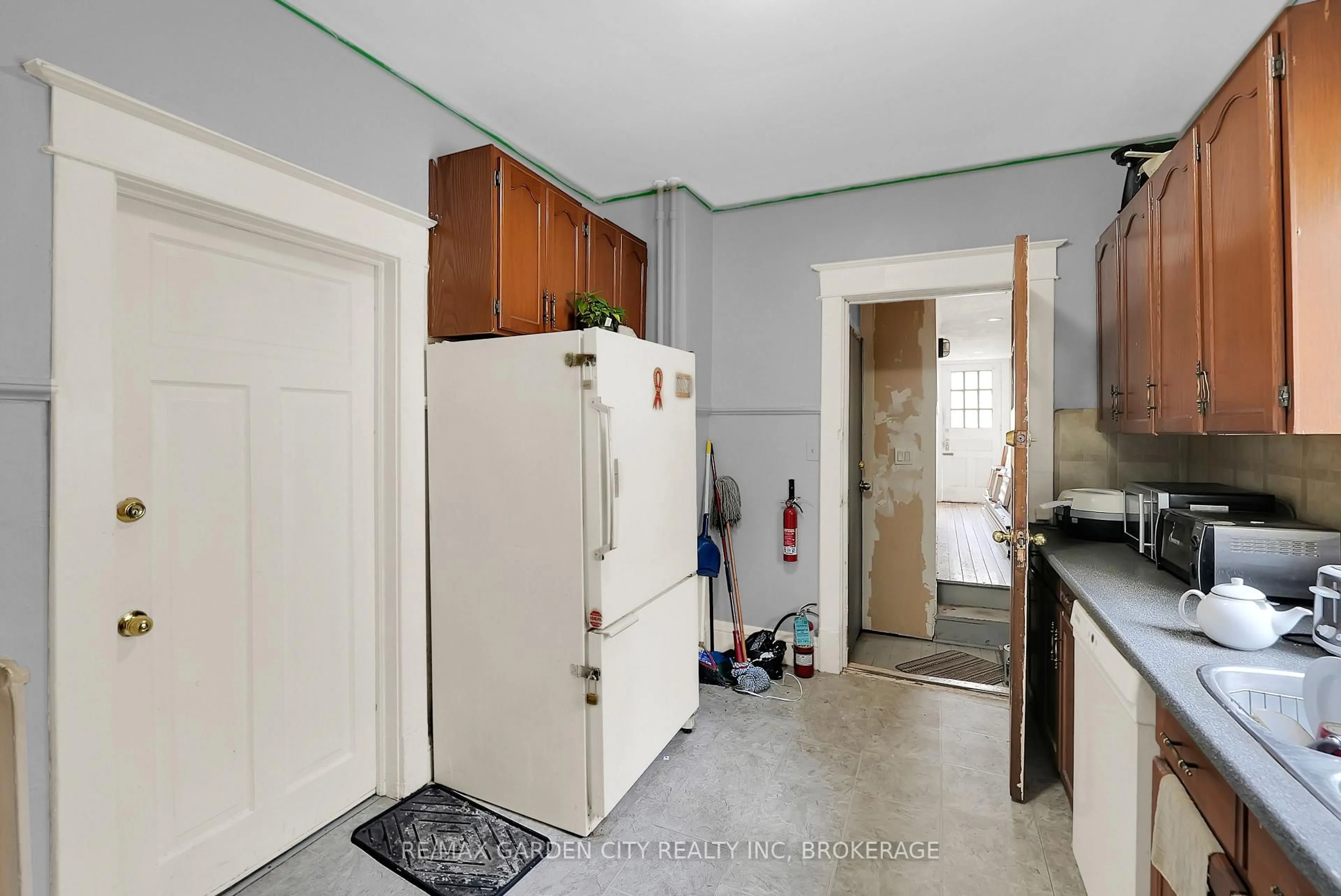 Unknown for 213 Geneva St, St. Catharines Ontario L2R 4P9