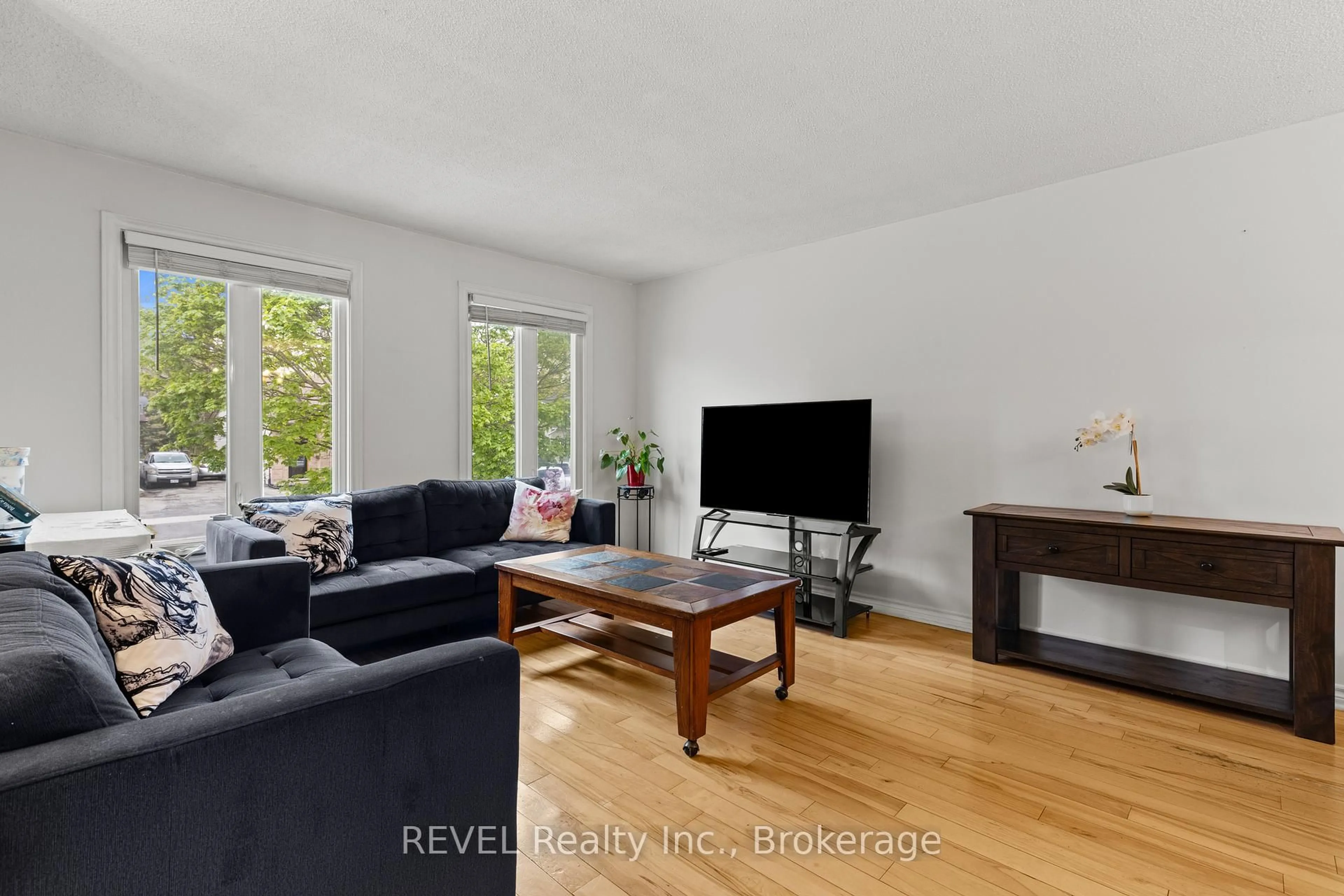 Living room with furniture, unknown for 59 Terrace Ave, Welland Ontario L3C 6K1