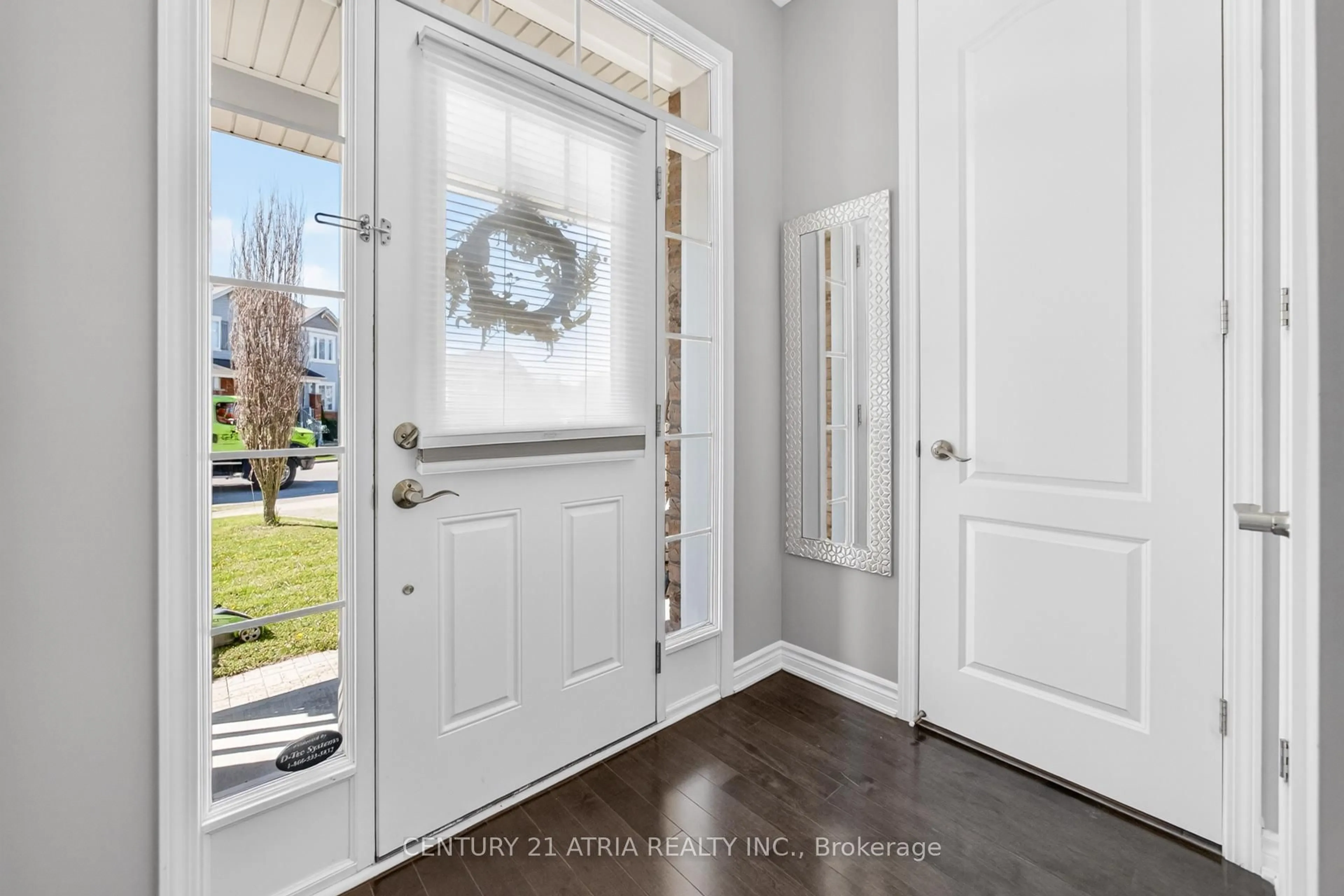 Indoor entryway for 265 Fellowes Cres, Hamilton Ontario L8B 0V2