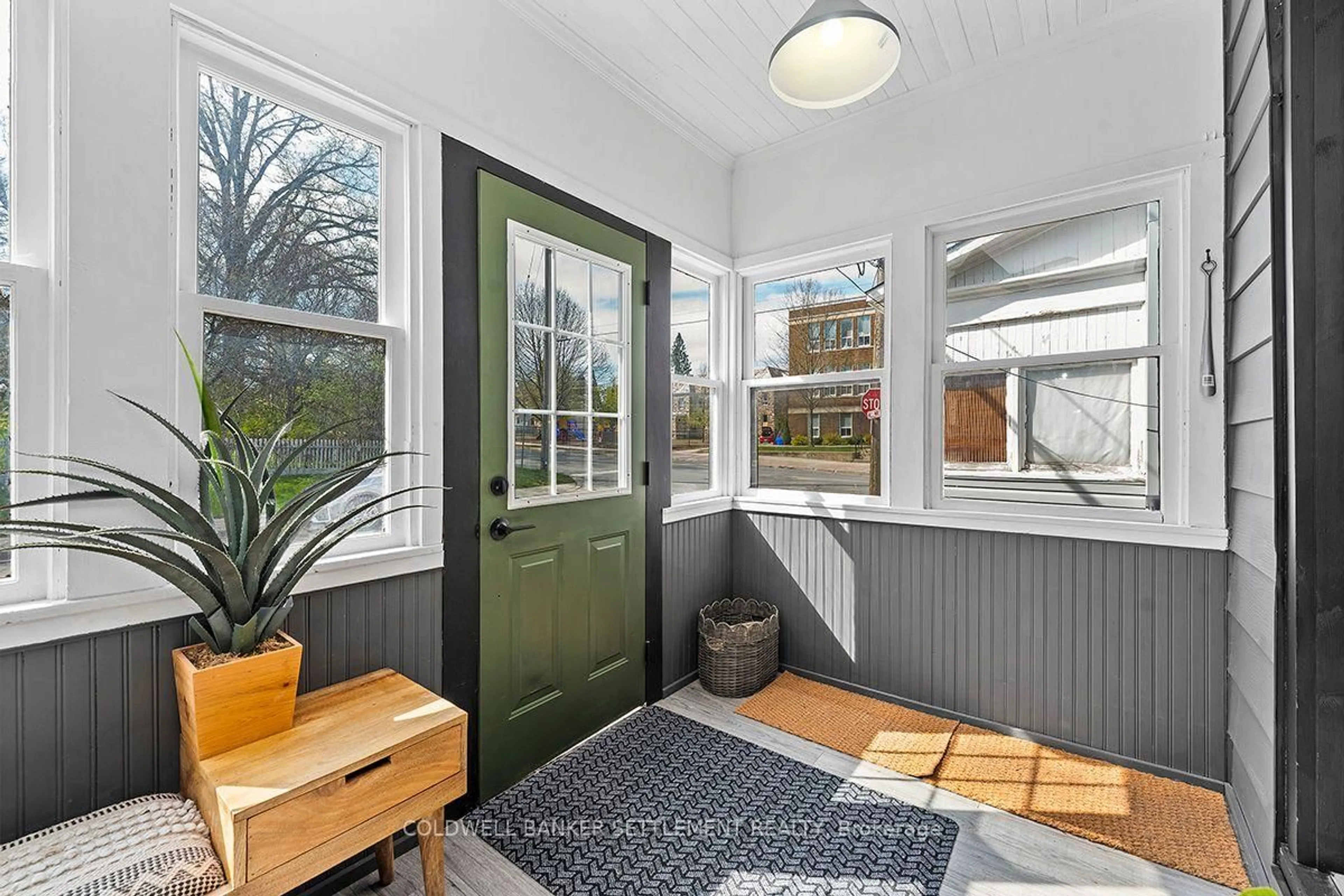 Indoor entryway for 73 Craig St, Perth Ontario K7H 1Y6