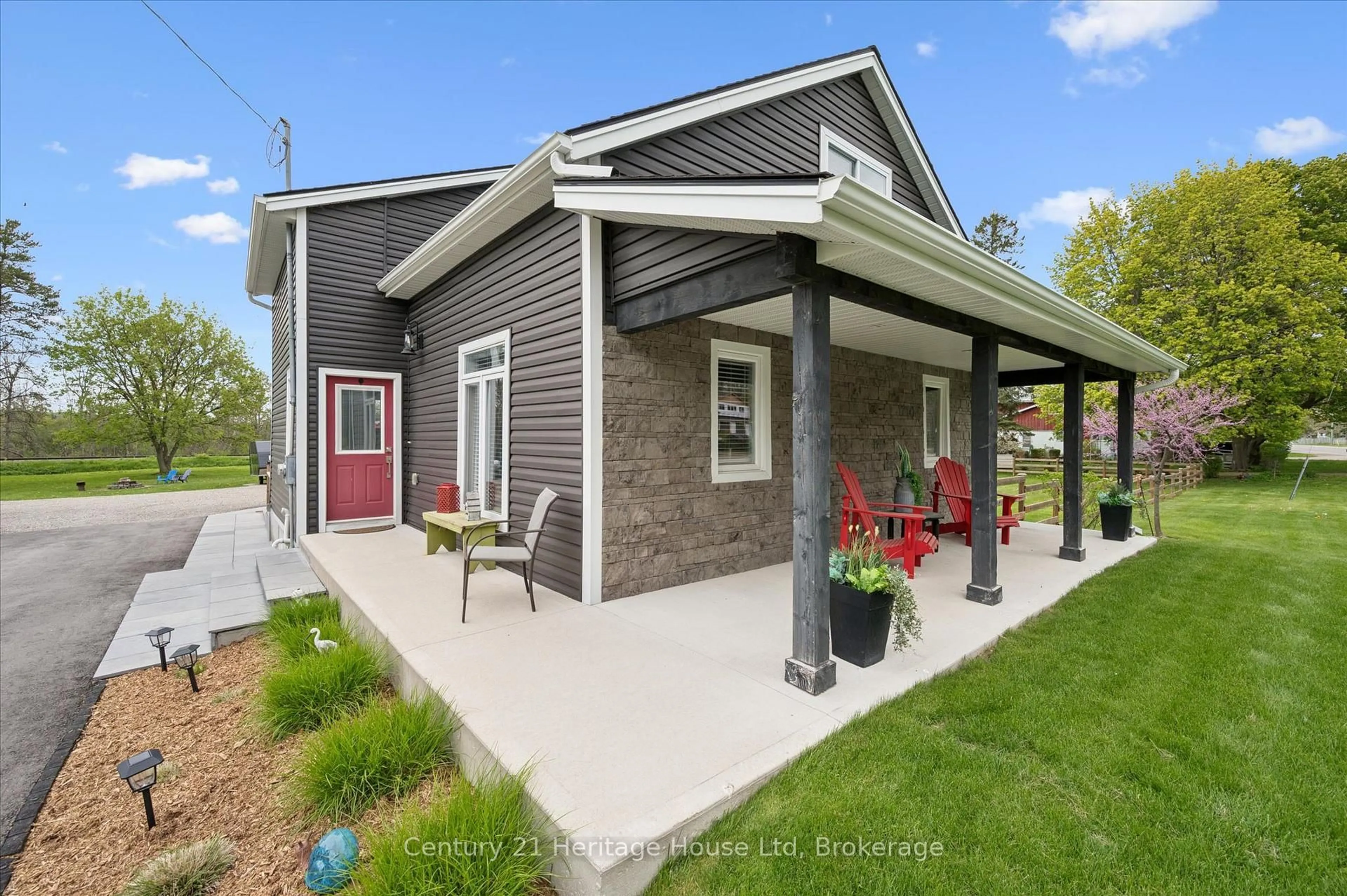 Home with vinyl exterior material, street for 584077 Beachville Rd, South-West Oxford Ontario N5C 3J5