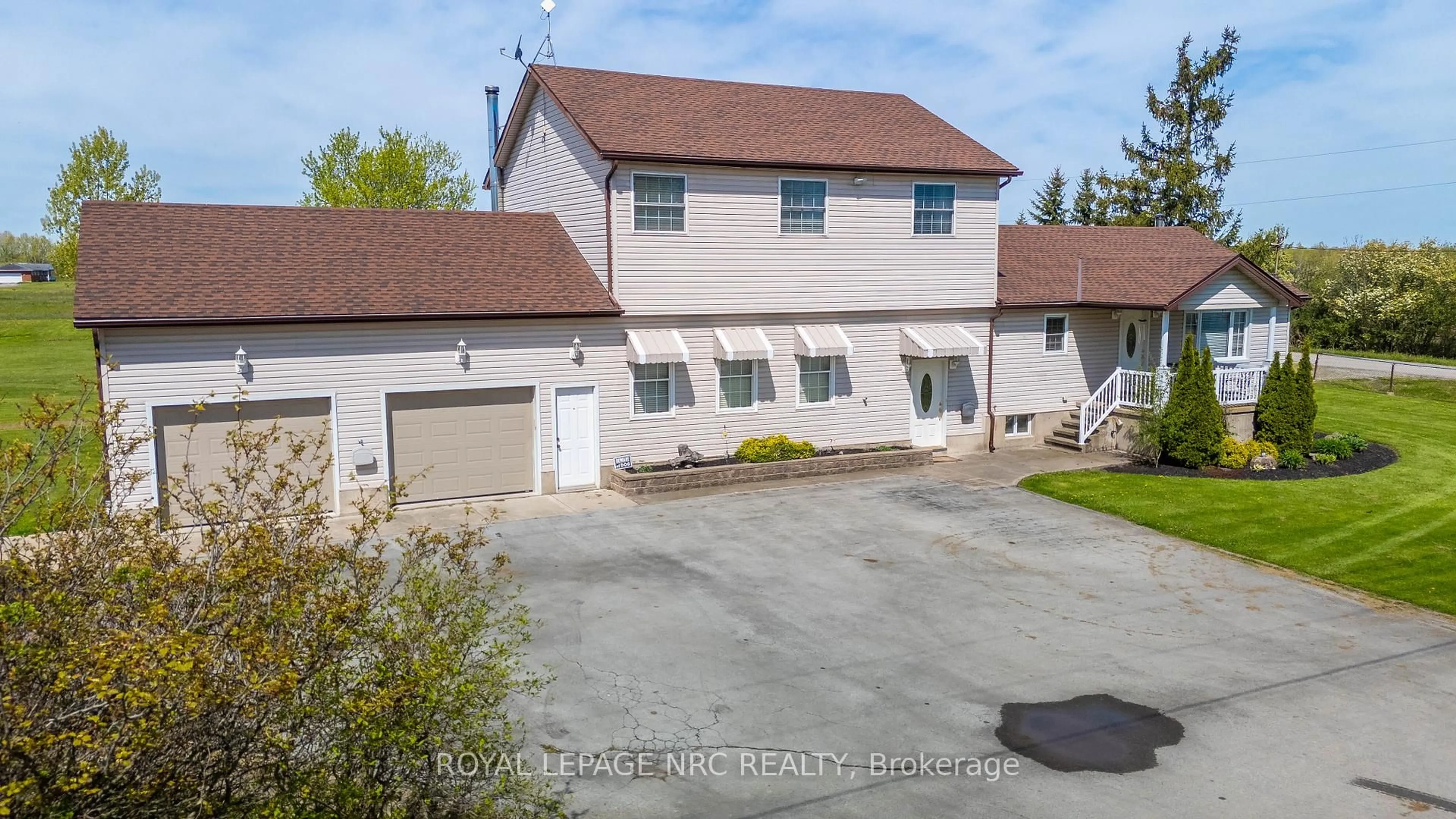 A pic from outside/outdoor area/front of a property/back of a property/a pic from drone, street for 10195 Stanley Ave, Niagara Falls Ontario L2E 6S6