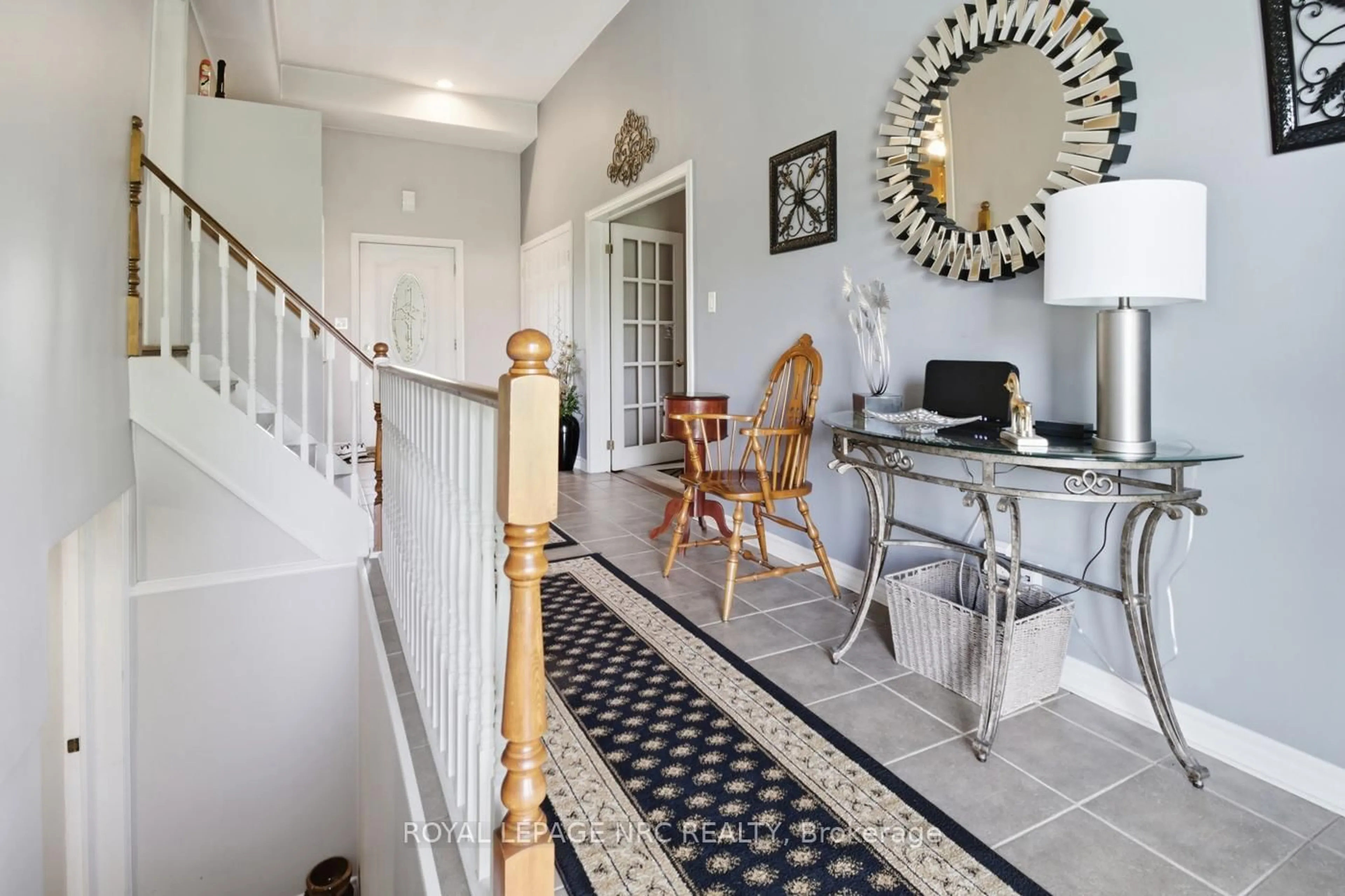 Indoor foyer for 10195 Stanley Ave, Niagara Falls Ontario L2E 6S6