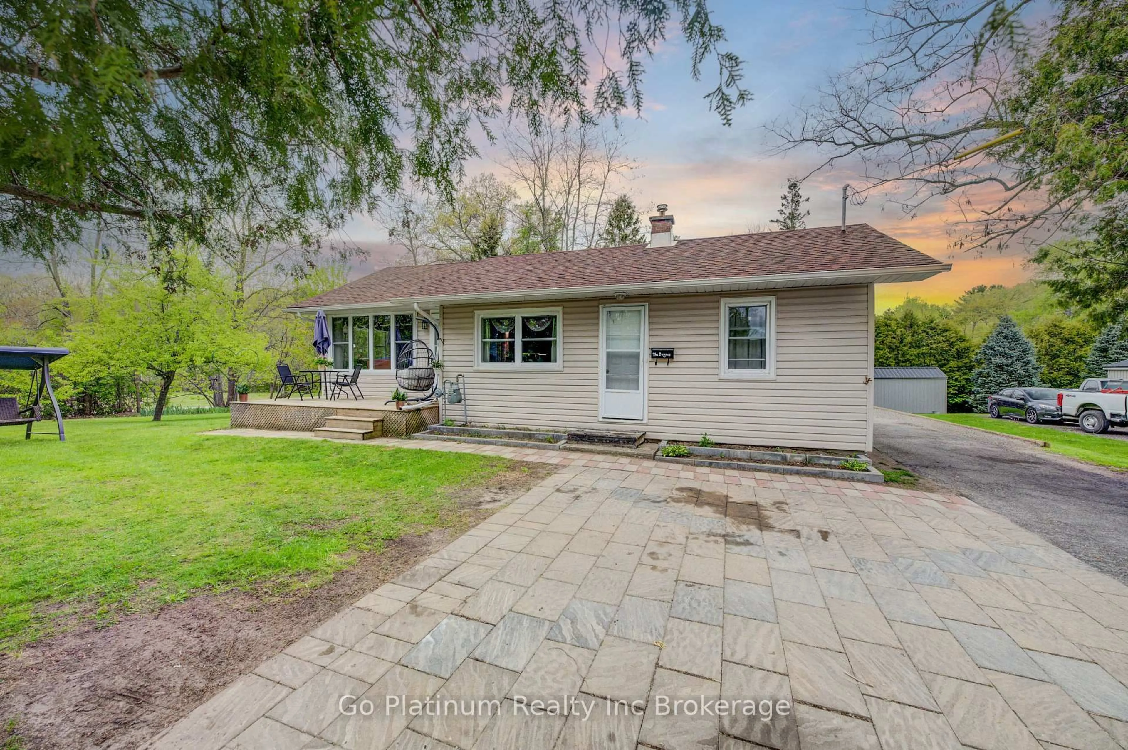 A pic from outside/outdoor area/front of a property/back of a property/a pic from drone, street for 5 Scott St, Norfolk Ontario N4B 1A1