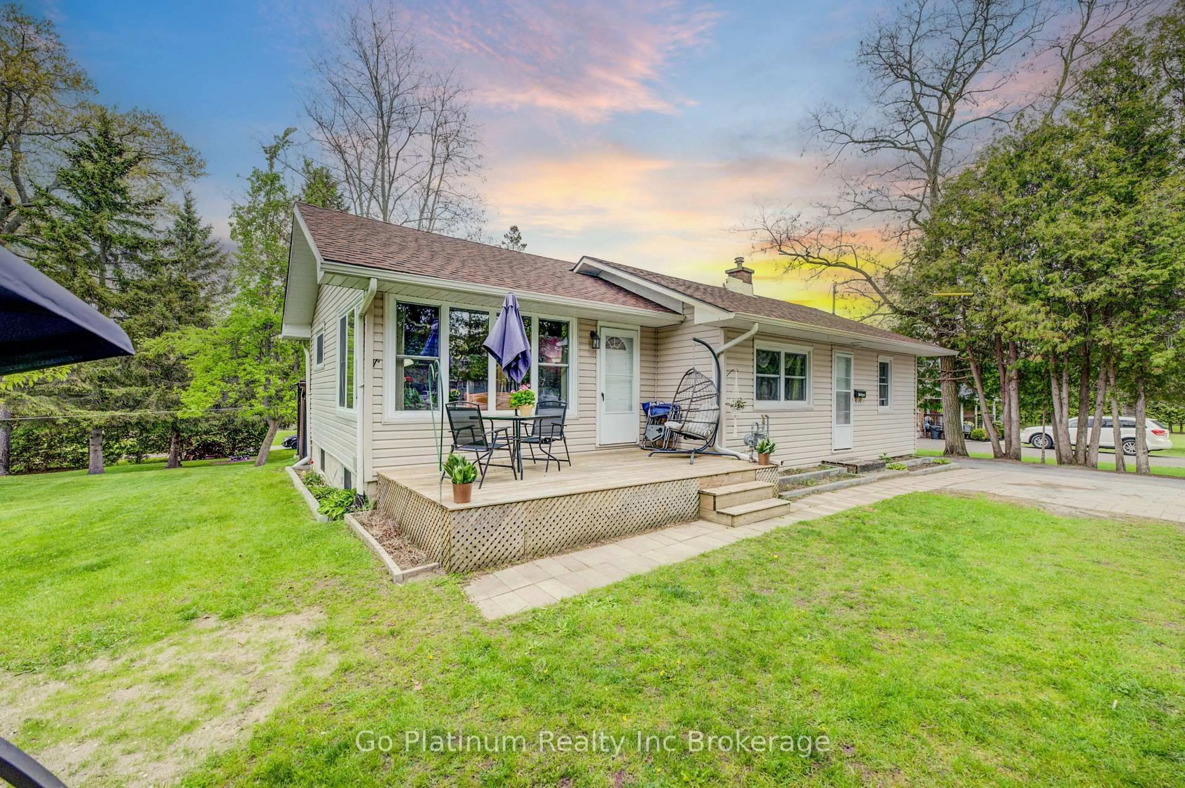 A pic from outside/outdoor area/front of a property/back of a property/a pic from drone, unknown for 5 Scott St, Norfolk Ontario N4B 1A1