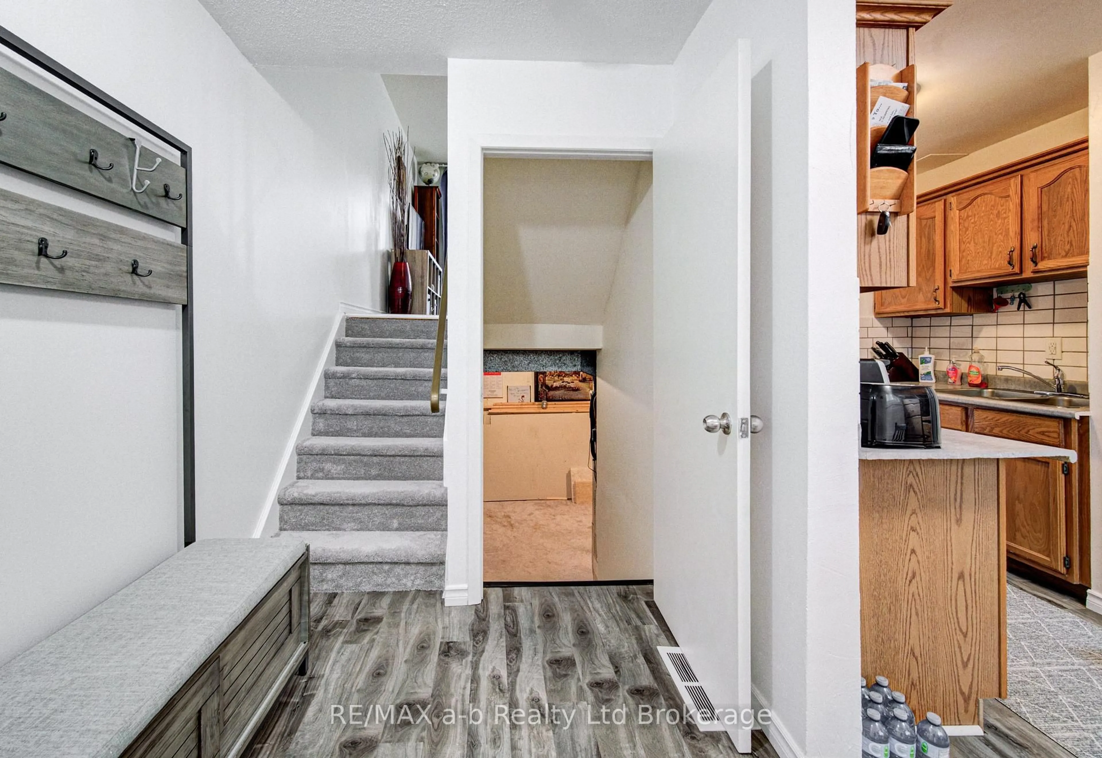 Indoor entryway for 224F Harvard Pl #18, Waterloo Ontario N2J 4G2