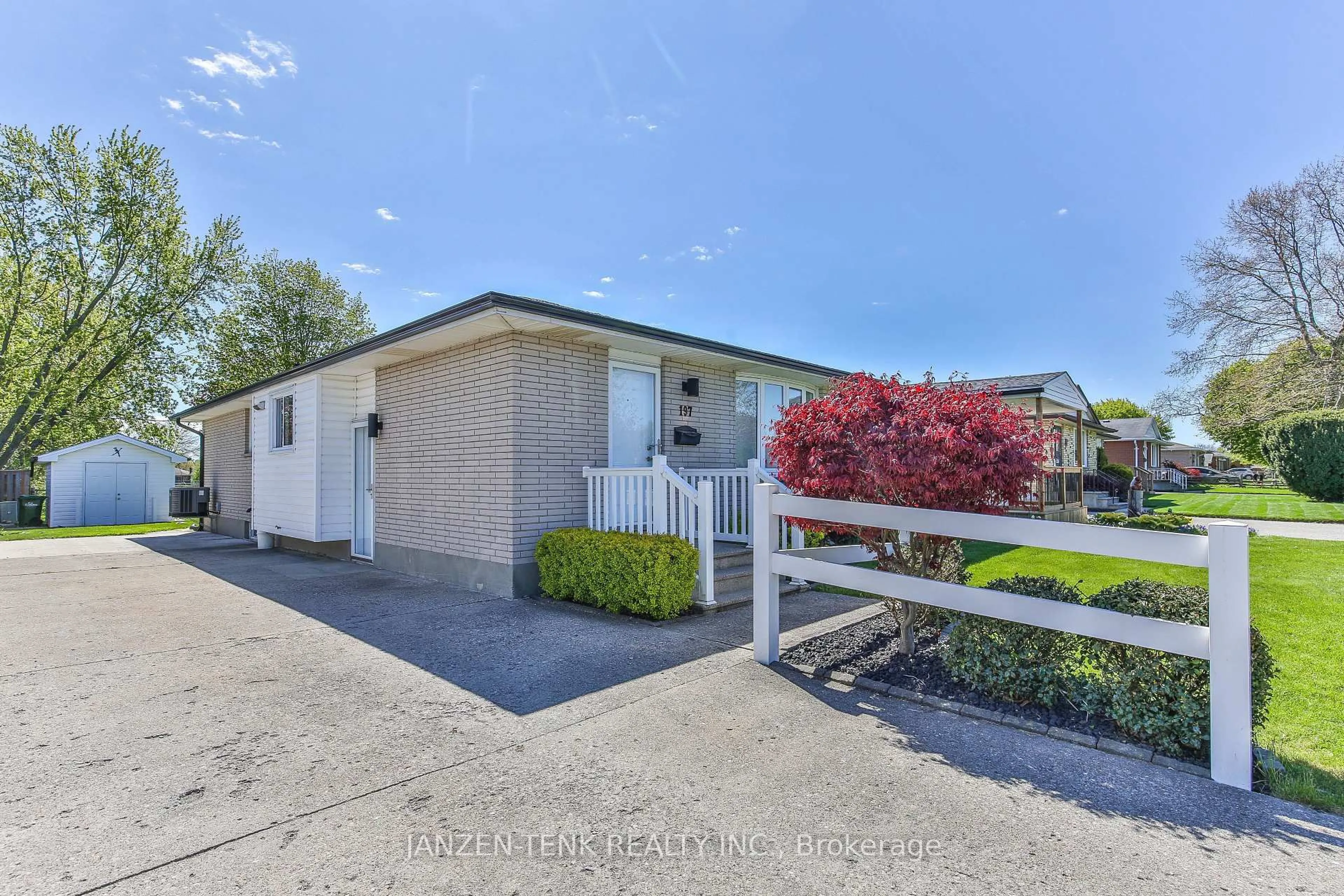 A pic from outside/outdoor area/front of a property/back of a property/a pic from drone, street for 197 Highview Dr, St. Thomas Ontario N5R 5H6
